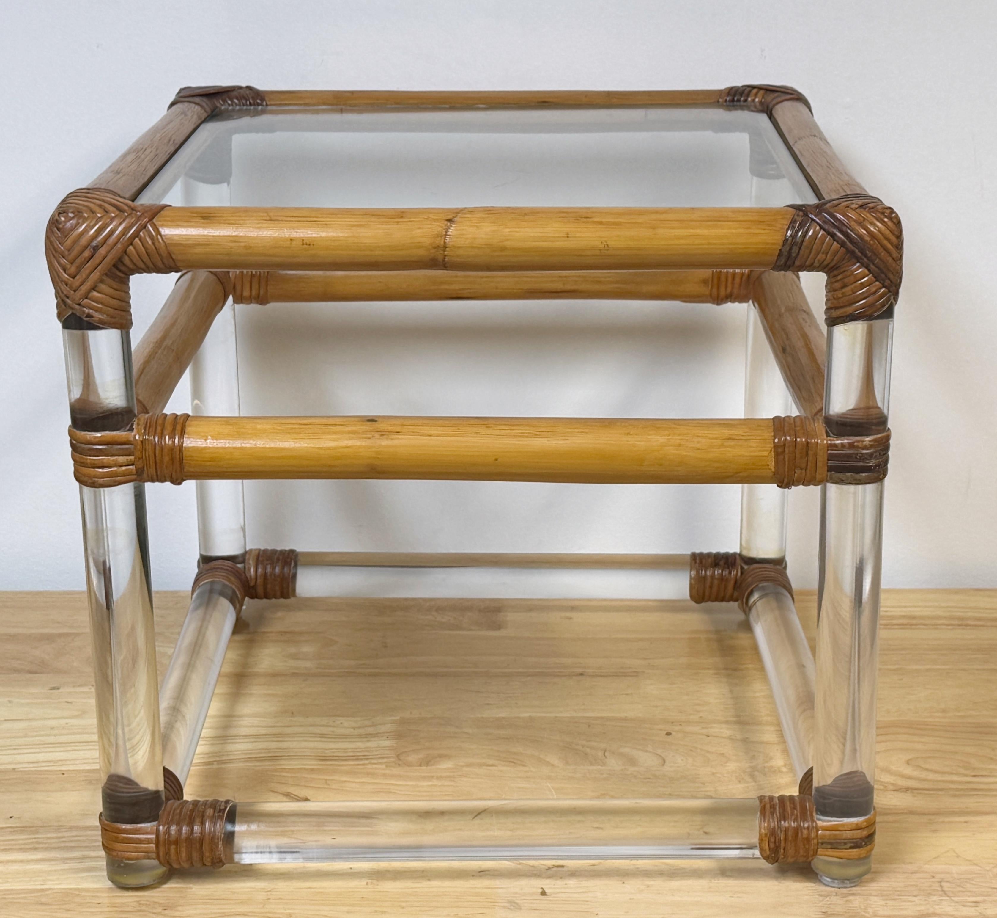 Tissage Table à boissons/table d'appoint cubique montée en bambou des années 1970, style Crespi en vente