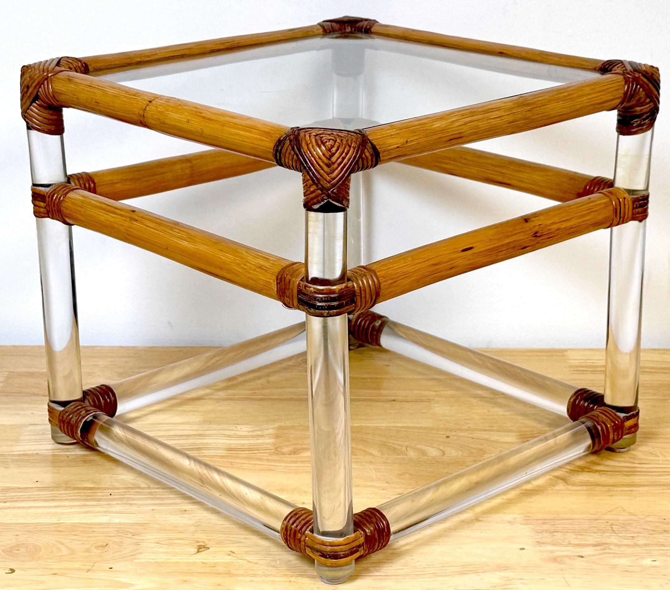 20ième siècle Table à boissons/table d'appoint cubique montée en bambou des années 1970, style Crespi en vente
