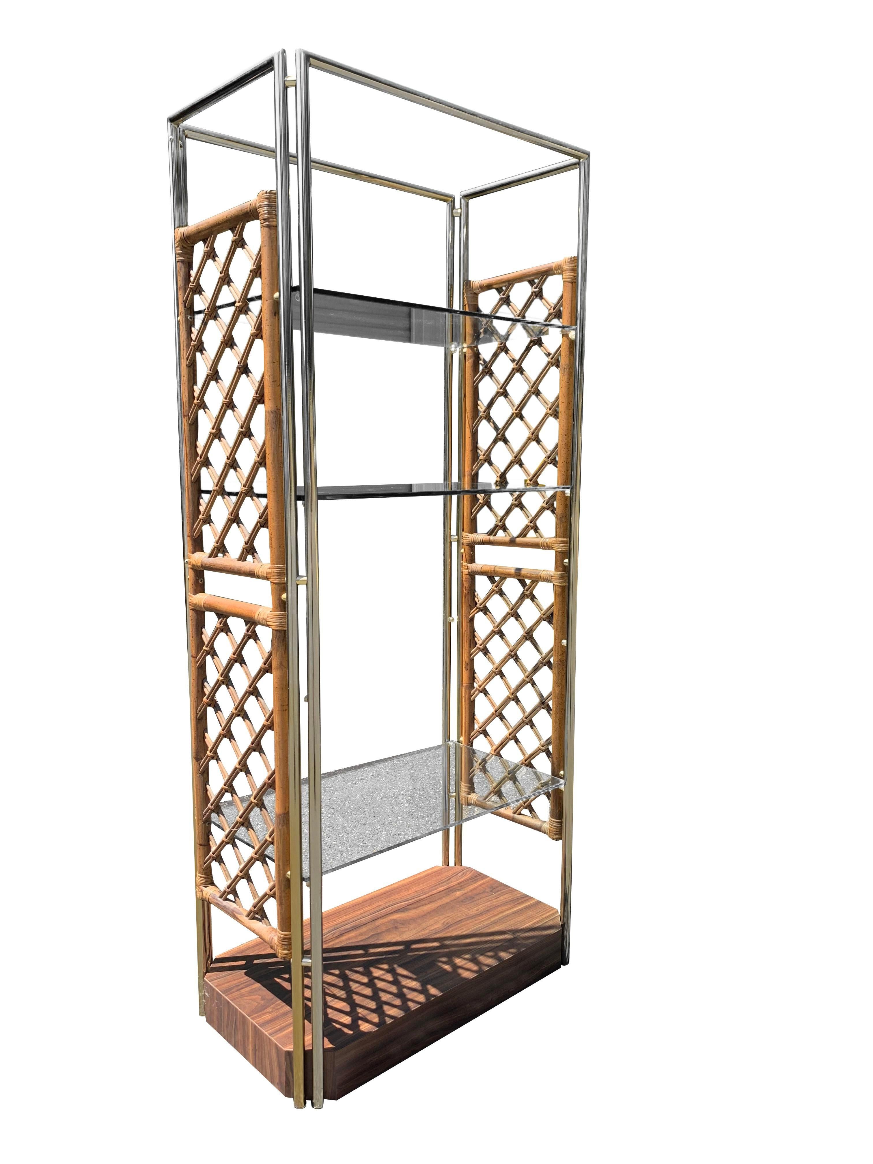Étagère moderne en bambou, rotin et verre en laiton.

Élevez votre décoration intérieure avec cette étonnante étagère moderne en bambou, rotin et verre en laiton. Cette pièce unique associe des matériaux naturels à un design épuré, créant ainsi une