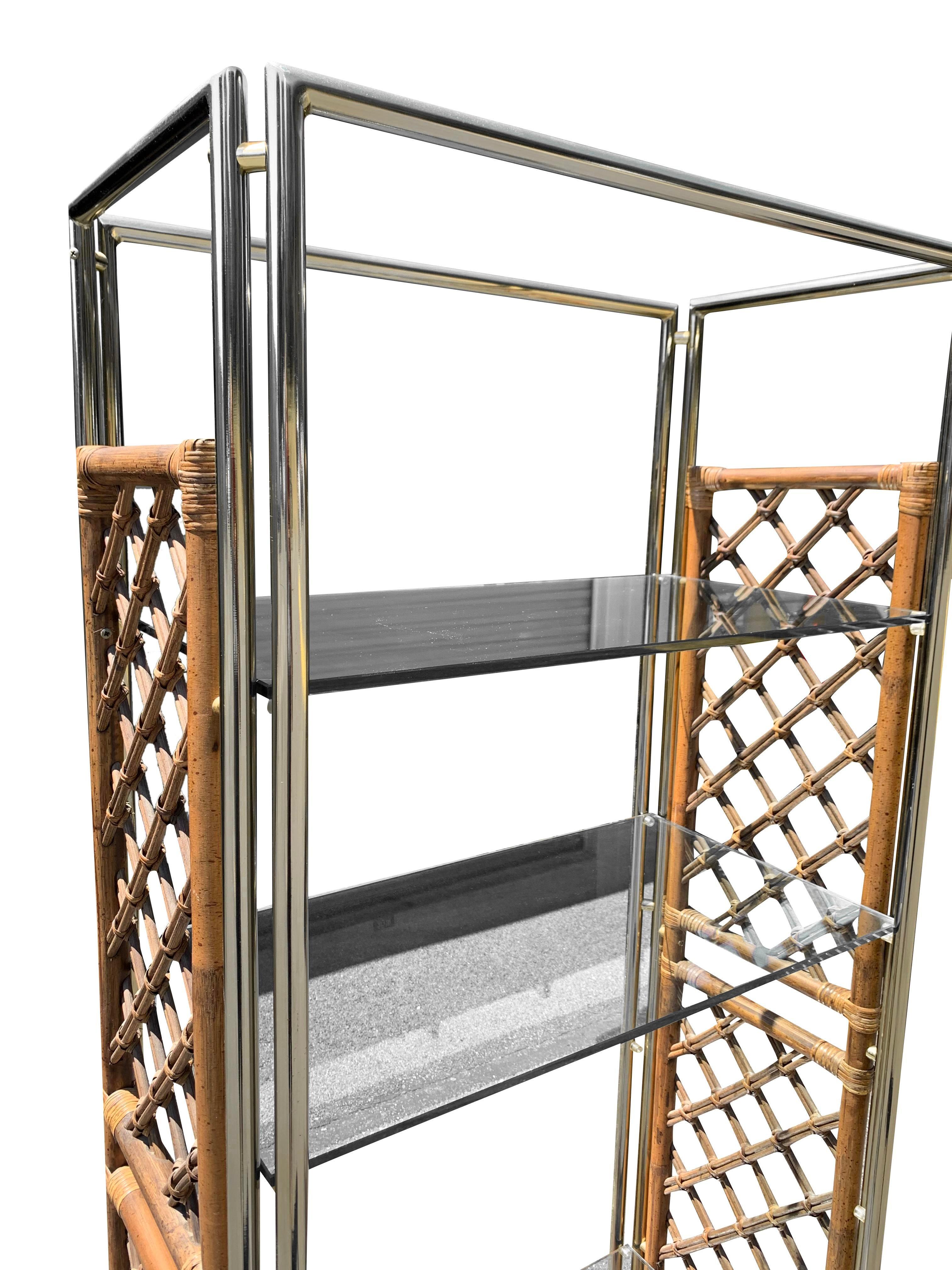 Moderne Étagère en bambou, rotin et verre en laiton des années 1970 en vente