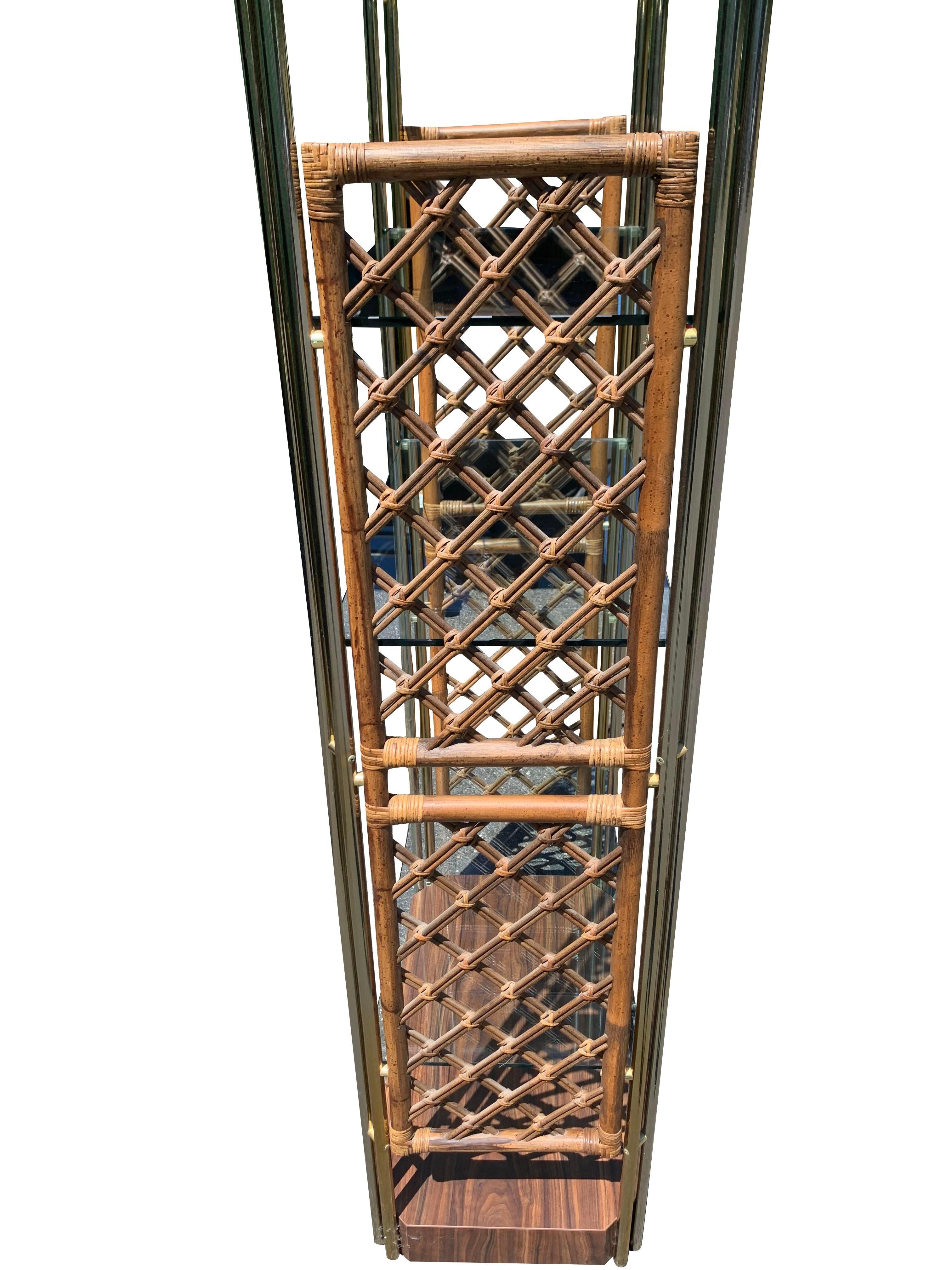 Étagère en bambou, rotin et verre en laiton des années 1970 Bon état - En vente à Saddle River, NJ