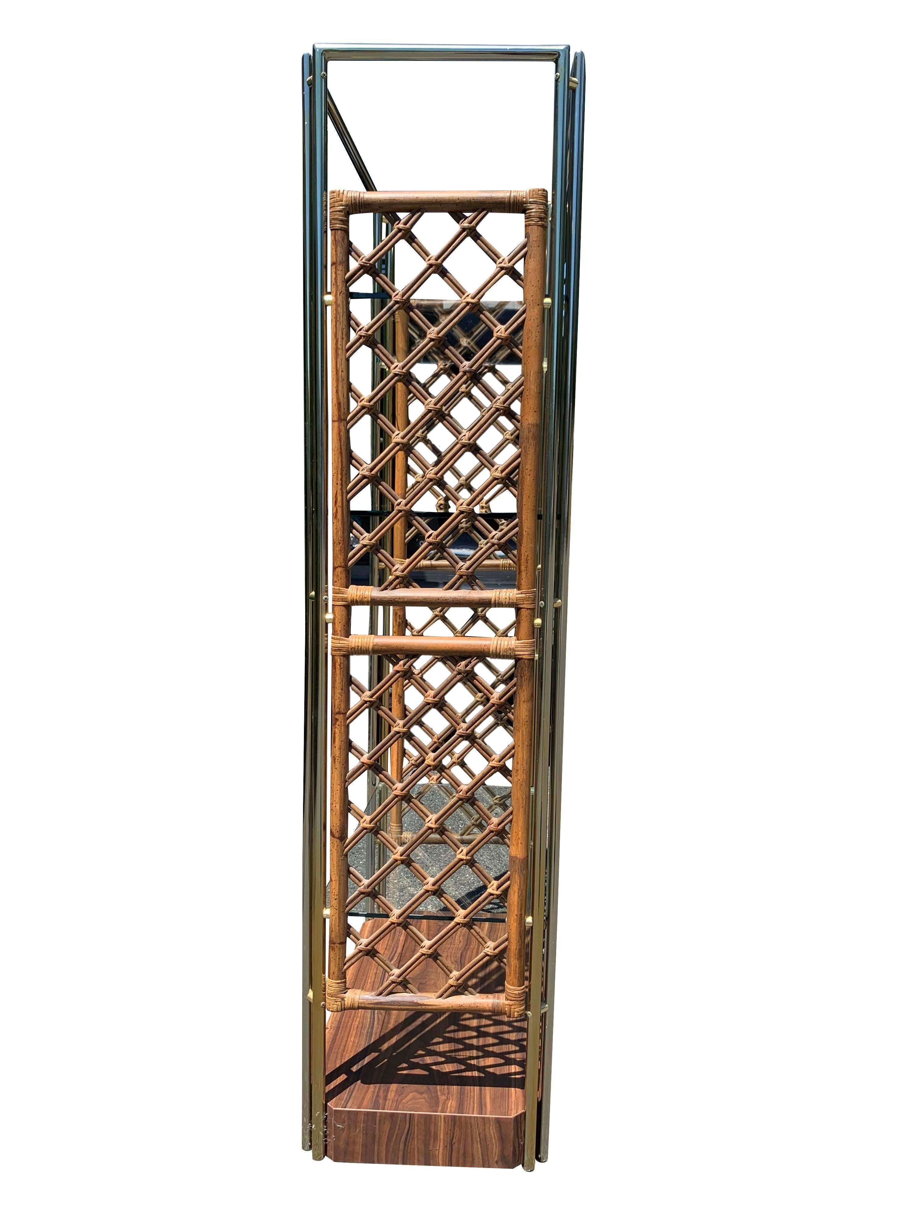 Laiton Étagère en bambou, rotin et verre en laiton des années 1970 en vente