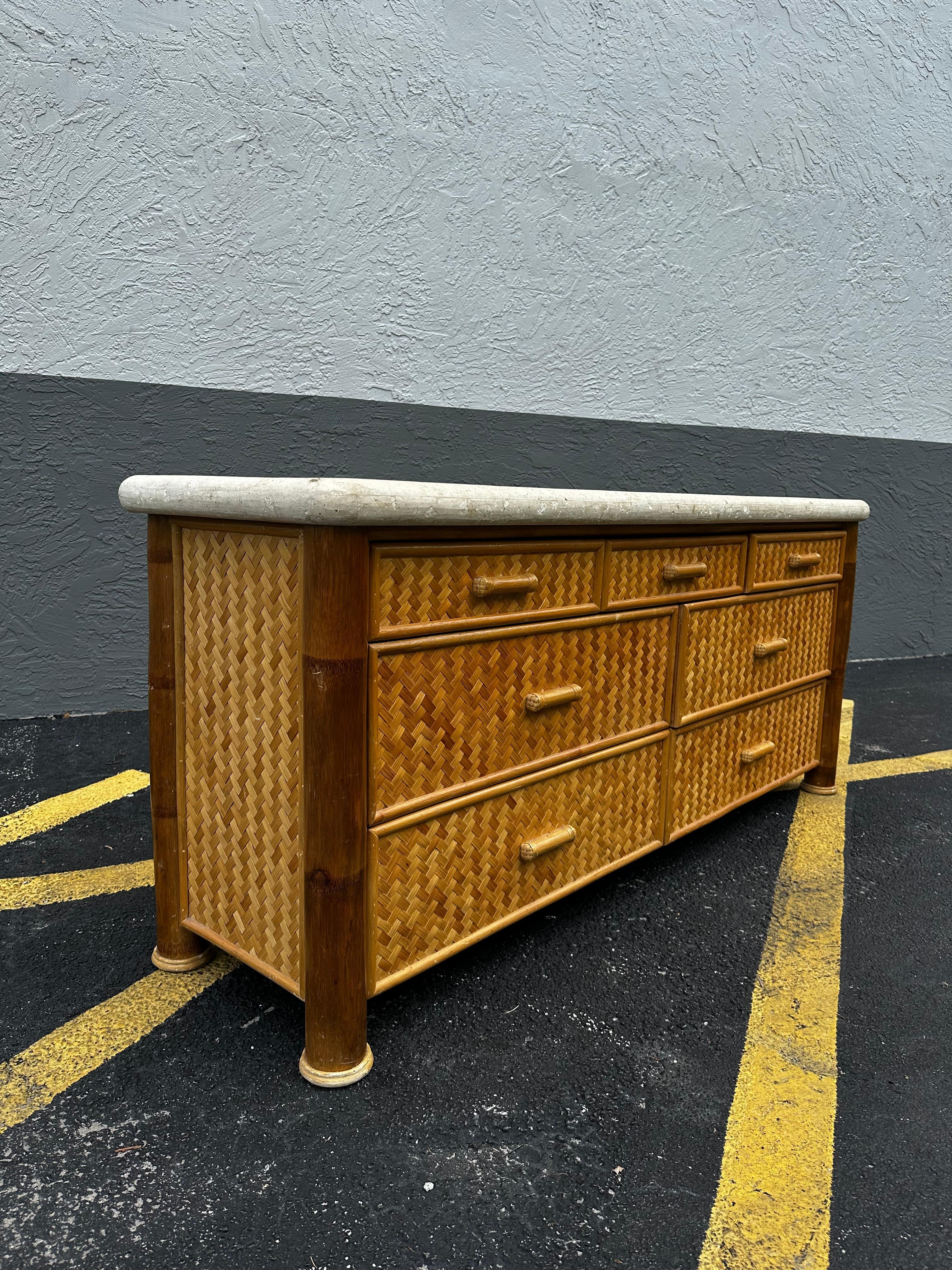 Bohémien Cassettone in bambù intrecciato in rattan degli anni '70 in vendita