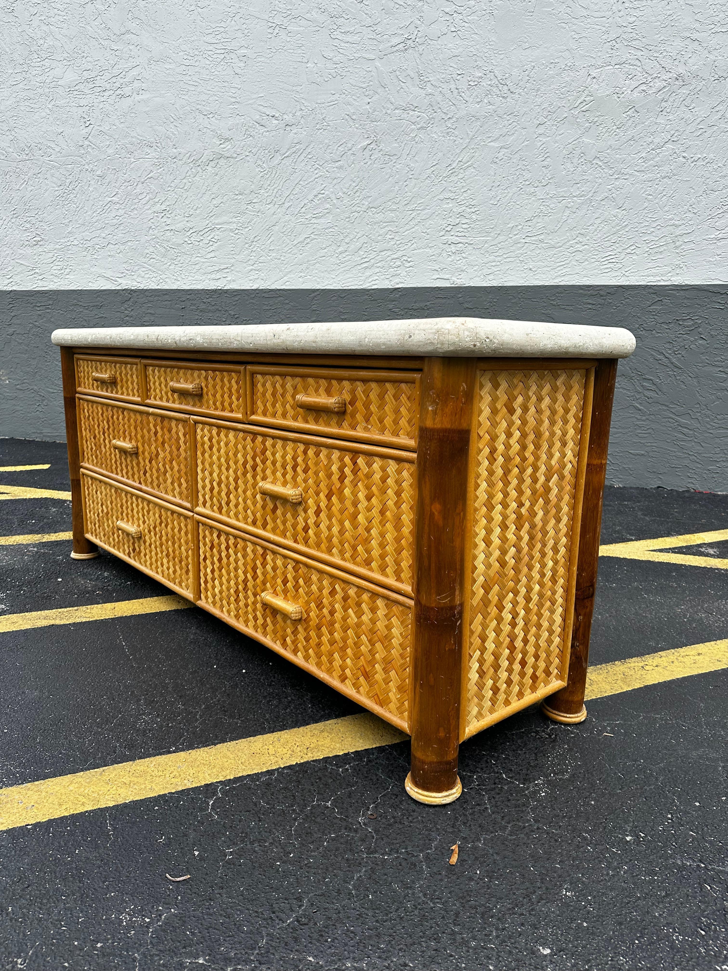 Filippino Cassettone in bambù intrecciato in rattan degli anni '70 in vendita