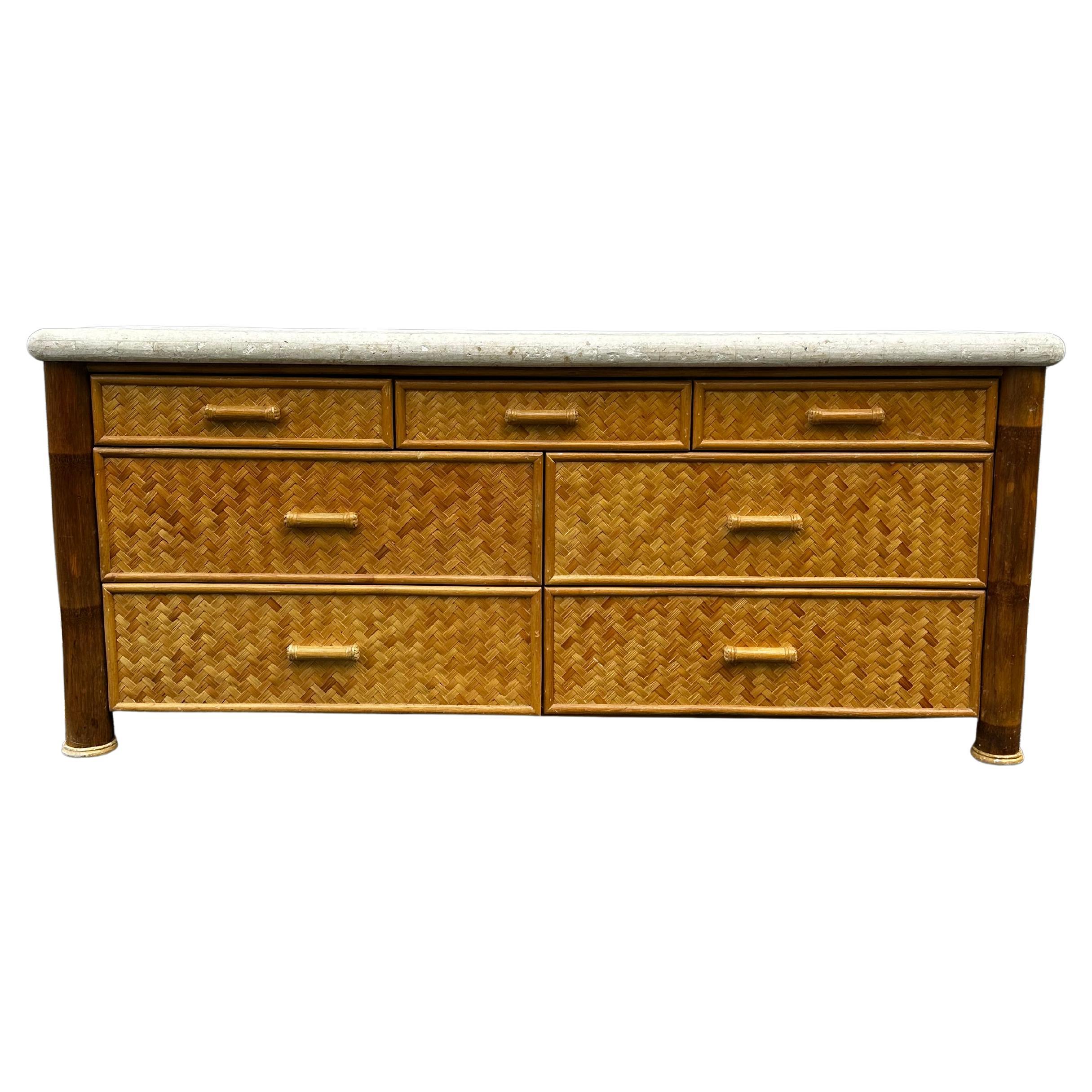 Cassettone in bambù intrecciato in rattan degli anni 
70 in vendita