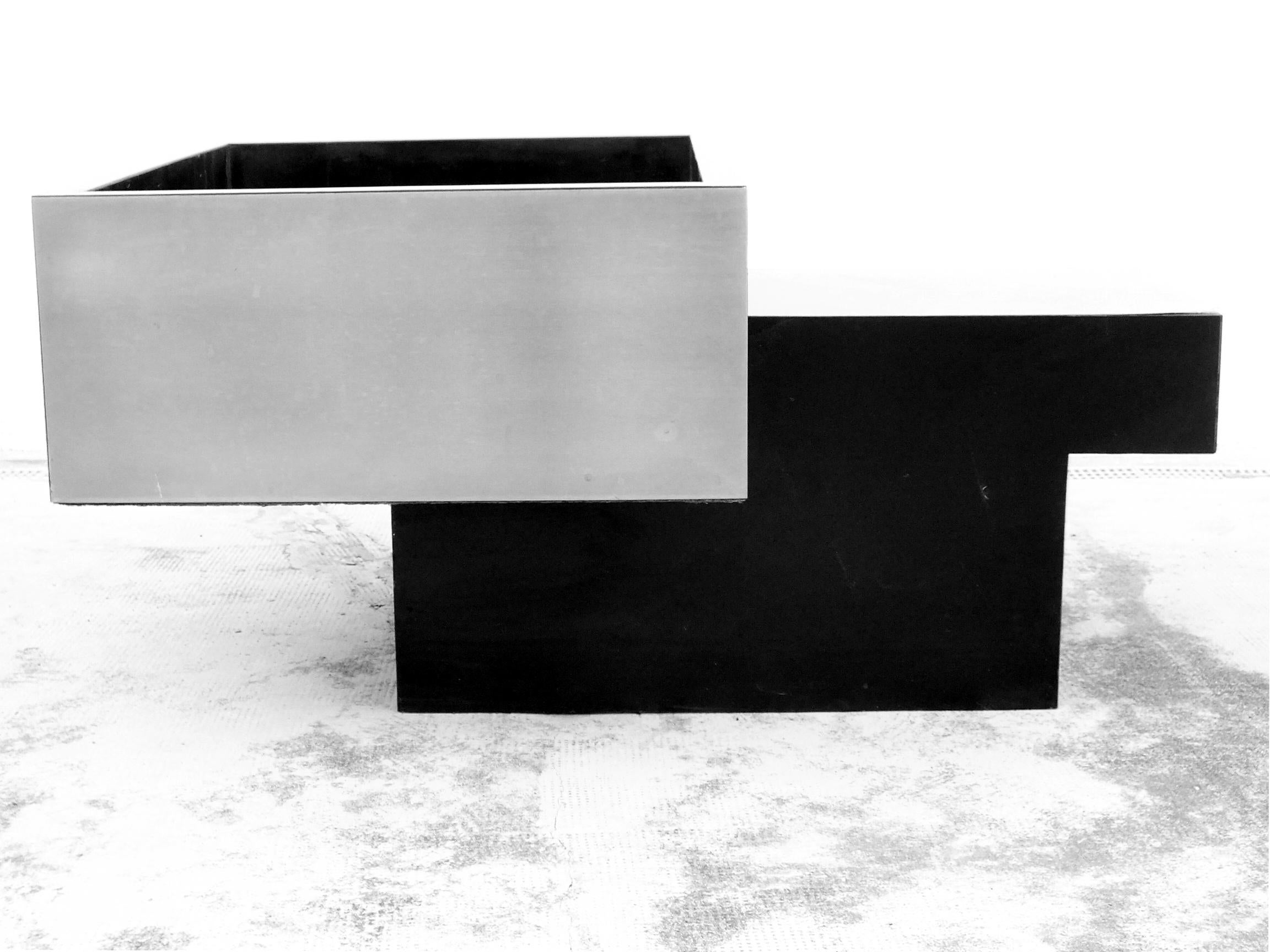 table de bar box à la manière de Willy Rizzo Sabot Roche Bobois design années 70

                         aggloméré avec mélamine et feuille de métal, bon état vintage,

                         mesure 38,8 pouces x 28