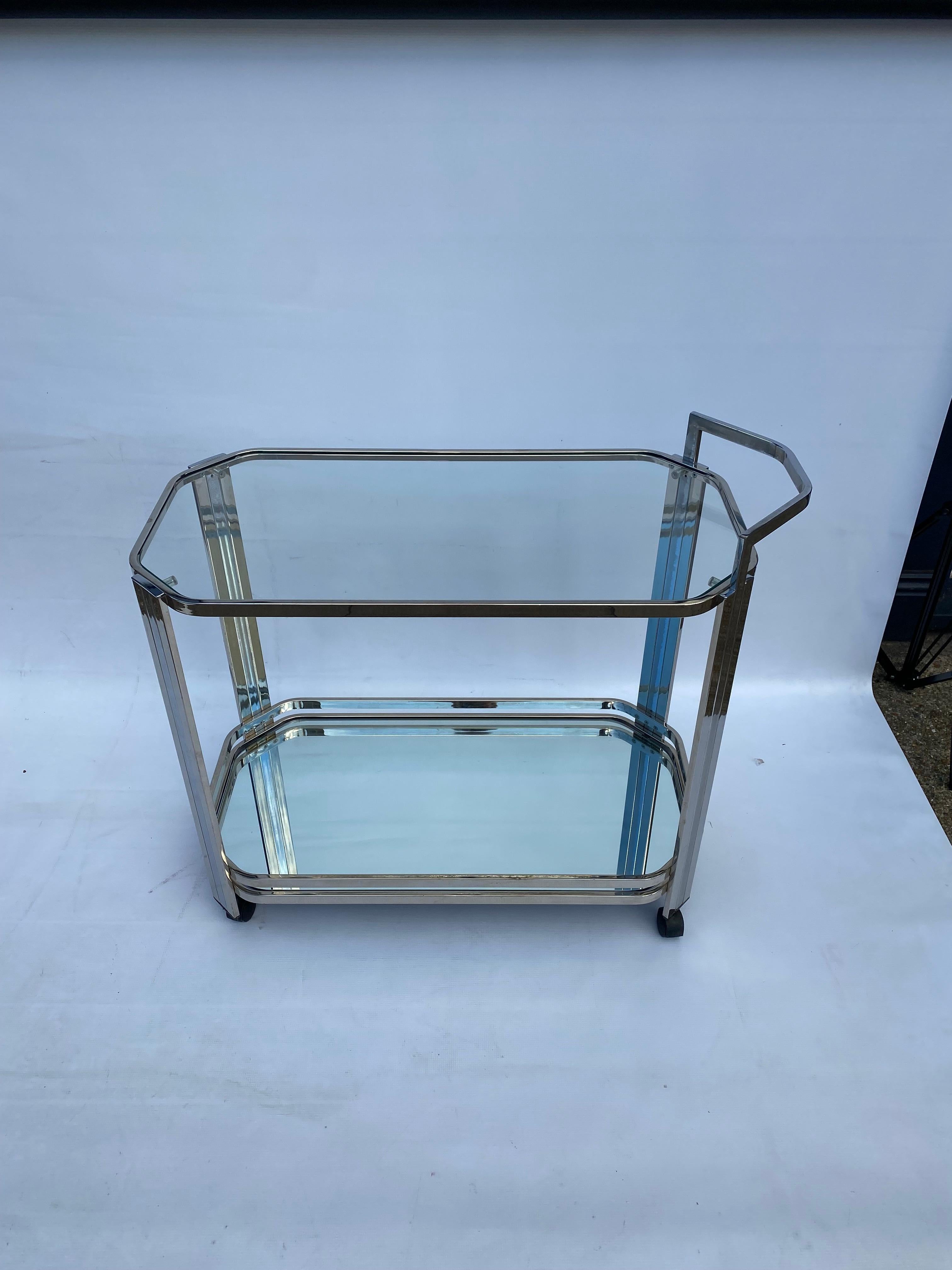 1970s Bar Cart Drinks Trolley Chrome Table Romeo Rega Glass Hollywood Regency Bon état - En vente à London, GB