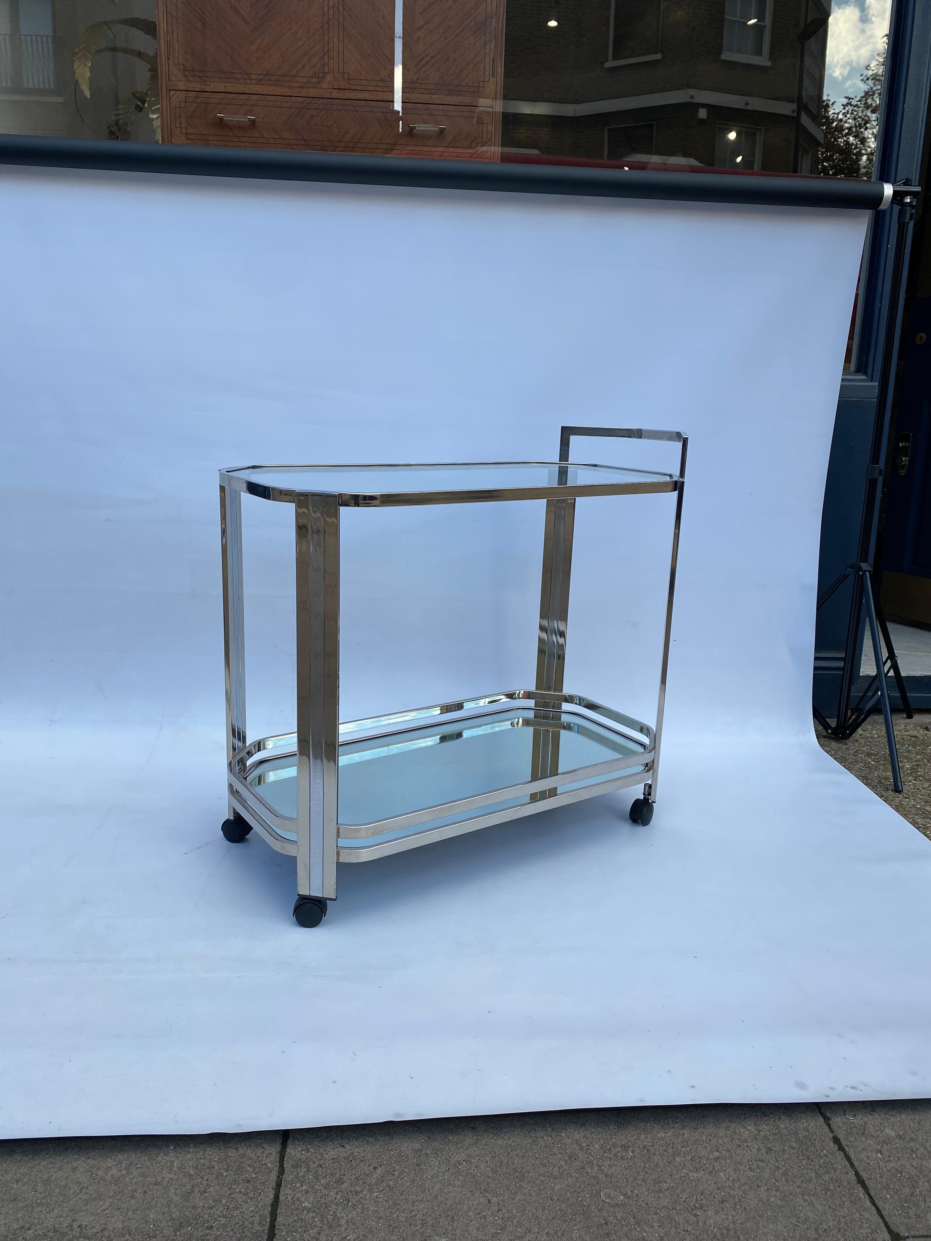 Fin du 20e siècle 1970s Bar Cart Drinks Trolley Chrome Table Romeo Rega Glass Hollywood Regency en vente