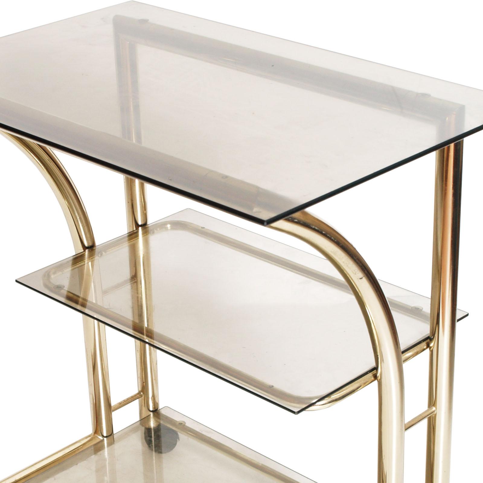 Chariot de bar ou table d'appoint ou console italienne des années 1970, en laiton doré, avec 3 étagères en cristal 