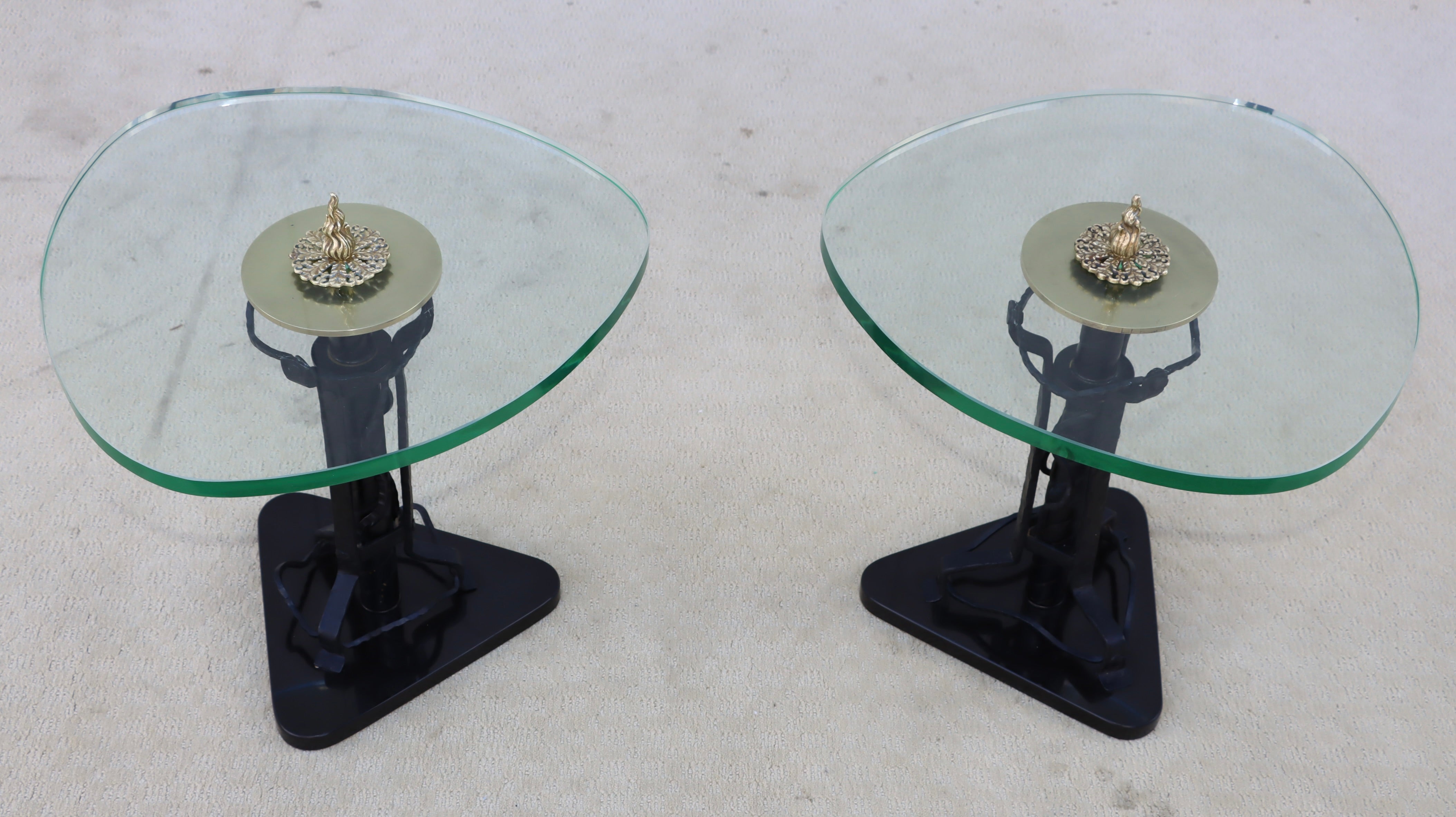 Magnifique paire de tables d'appoint des années 1970 en fer, laiton et verre de 3/4 de pouce de style baroque, en état d'origine vintage avec une certaine usure et patine due à l'âge et à l'utilisation, il y a une certaine usure du verre et des