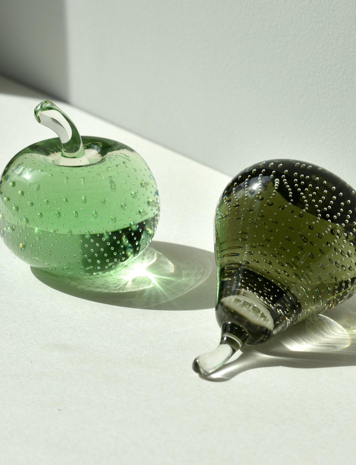 Ein mundgeblasener Apfel und eine Birne aus Murano-Glas, verziert mit winzigen Luftbläschen (bolle). Diese dekorativen Gegenstände oder Briefbeschwerer wurden in Florenz gefunden und werden dem Murano-Glasofen Barovier in Venedig zugeschrieben, der