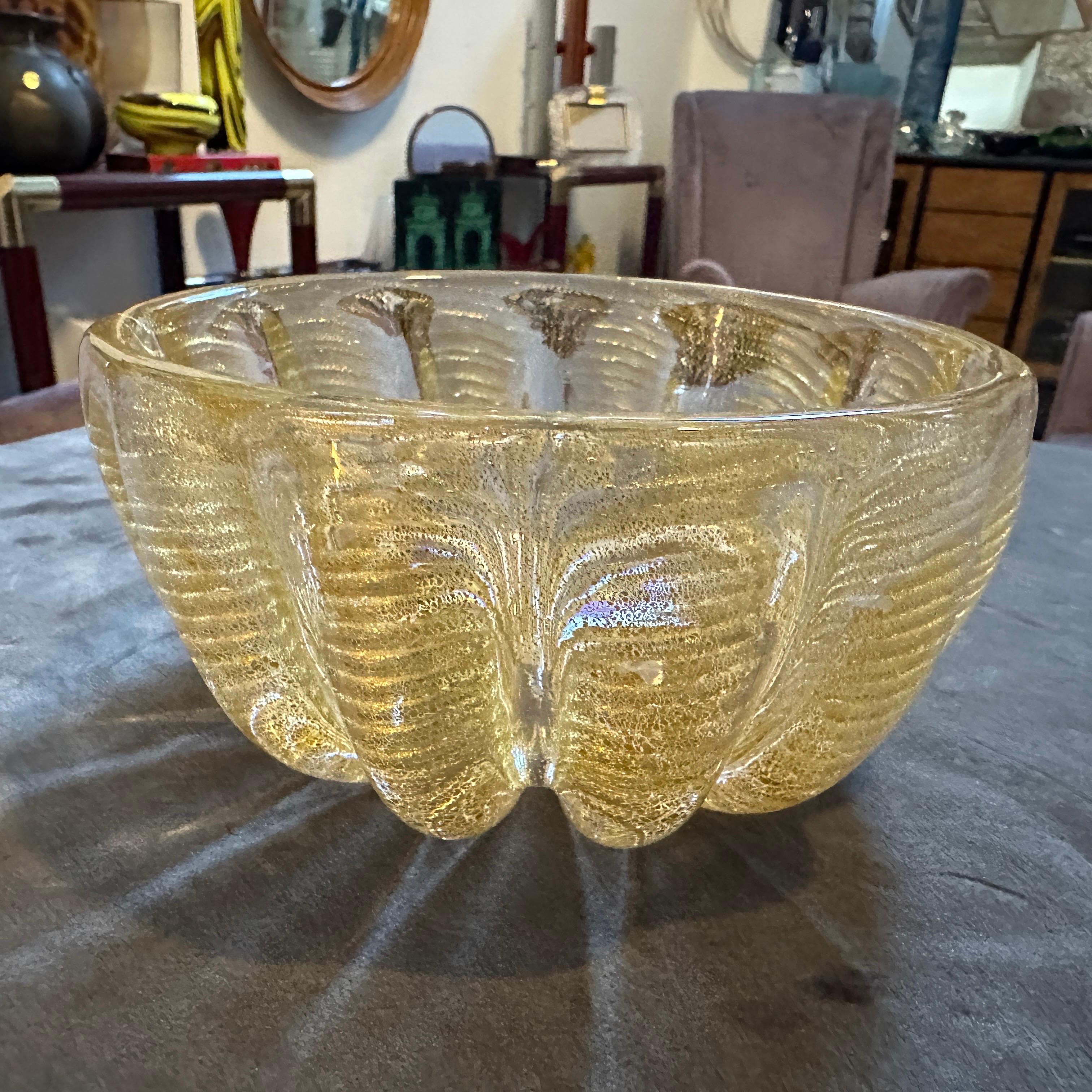 Vetro di Murano Ciotola rotonda in vetro di Murano trasparente e oro in stile Barovier, metà del secolo scorso in vendita