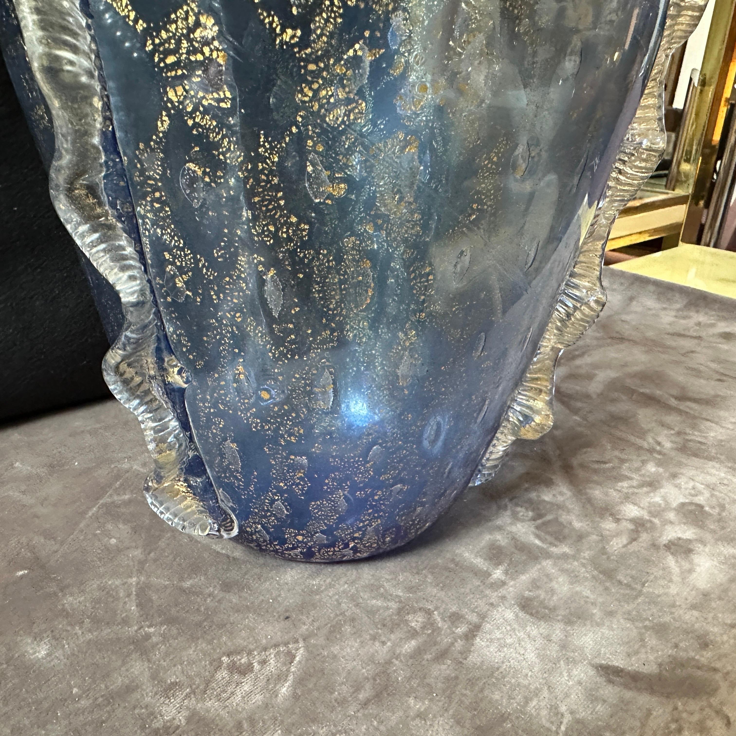 1970s Barovier Style Modern Blue and Gold Murano Glass Vase In Good Condition For Sale In Aci Castello, IT