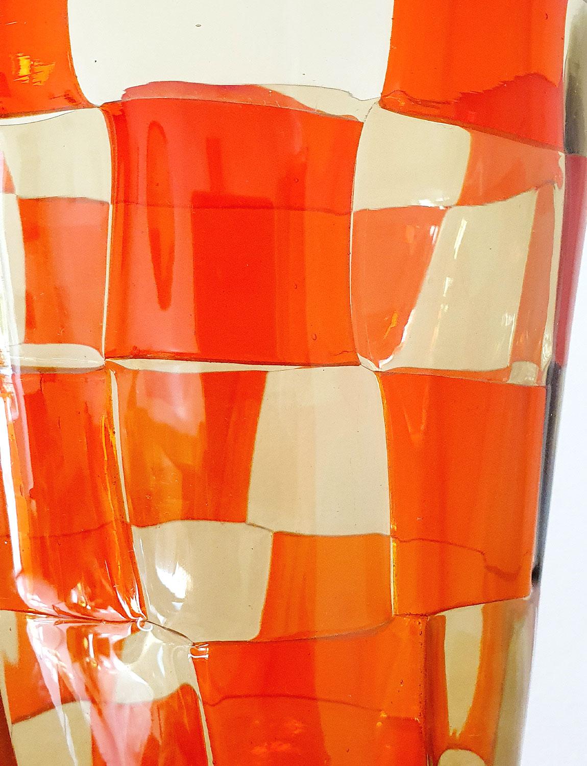 Vase signé Barovier&Toso des années 1970, créé à partir de carrés de verre fondu orange et jaune. Barovier&Toso Il est extrêmement difficile de trouver des pièces d'une telle précision artisanale et d'une telle beauté datant des années 70 encore en