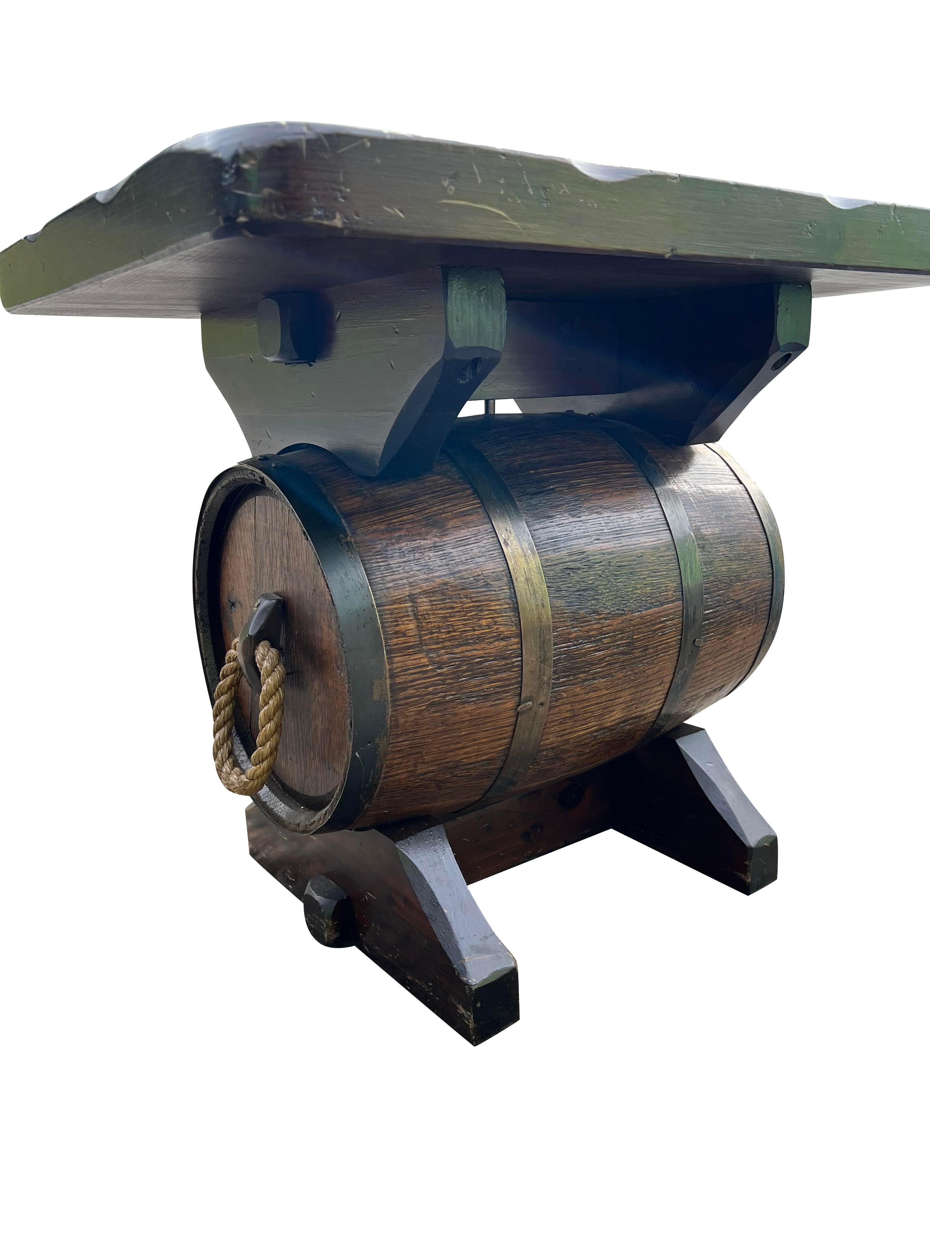 Table d'appoint Vintage Barrel par Night Watch Lamp Co.

Ajoutez une touche de charme rustique à votre intérieur avec cette table d'appoint en tonneau vintage de Night Watch Lamp Co. Cette pièce unique combine la chaleur du bois et l'attrait