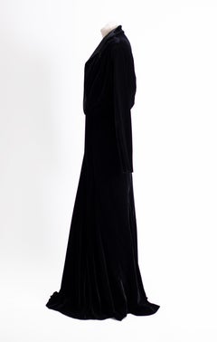 PRIX SPÉCIAL DES FÊTES : Robe longue en velours noir des années 1970 de Basile