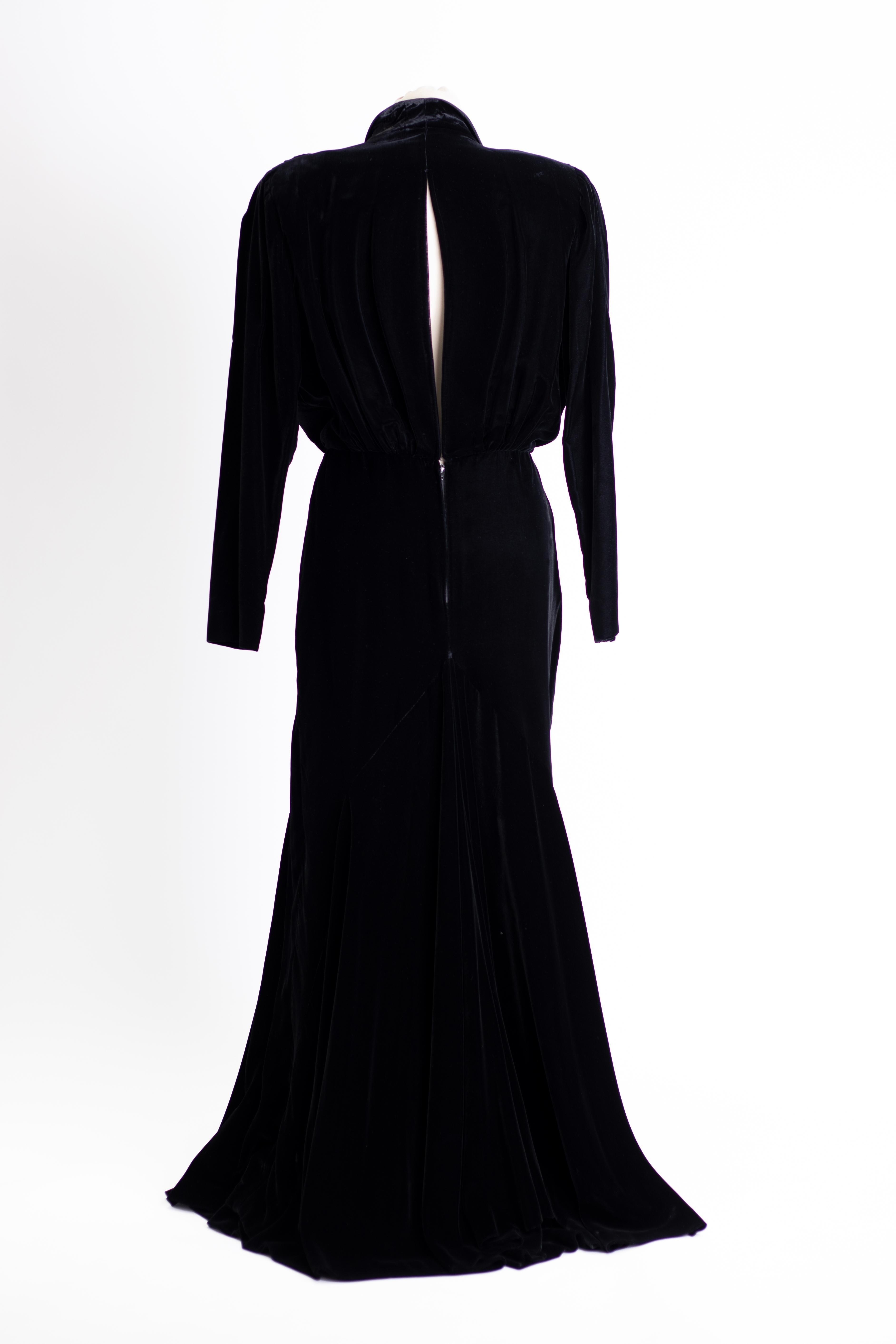 Basile - Robe longue en velours noir des années 1970  Pour femmes en vente