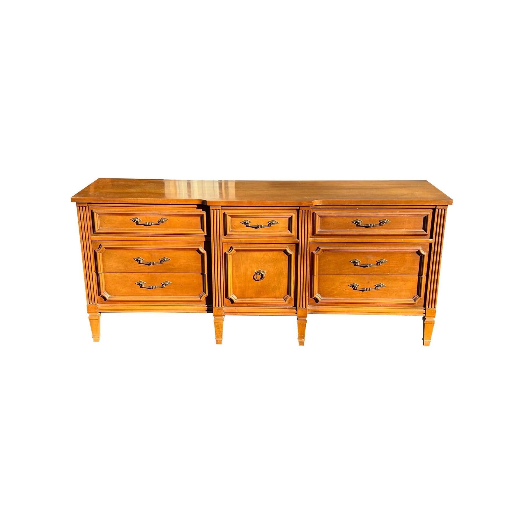 1970s Bassett Vintage Long Dresser Lowboy in French Provincial Style In Good Condition For Sale In Saddle River, NJ