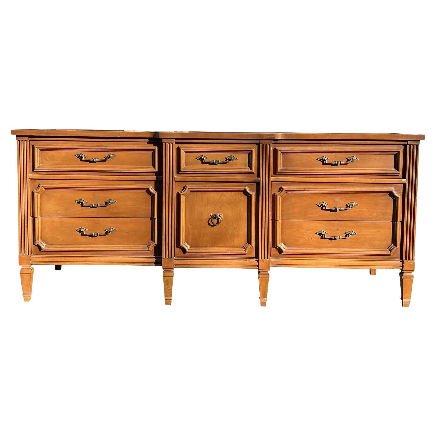 Commode basse vintage Bassett des années 1970, de style provincial français