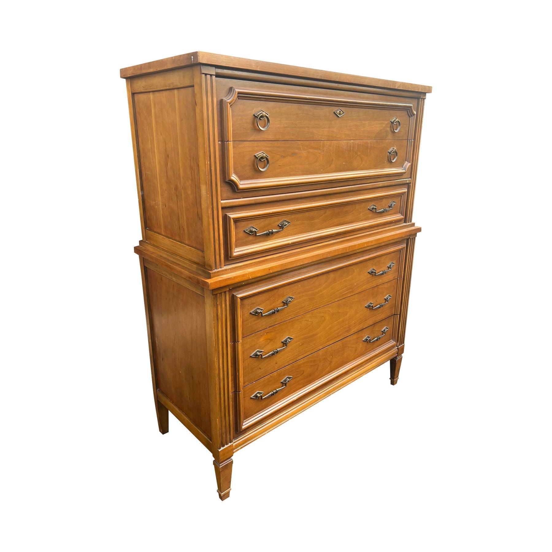 Bassett Vintage Tall Dresser Highboy in French Provincial Style !

Cette commode haute vintage Bassett, présentant un charmant design provincial français des années 1970, offre un beau design avec de nombreux rangements. Sa silhouette classique et