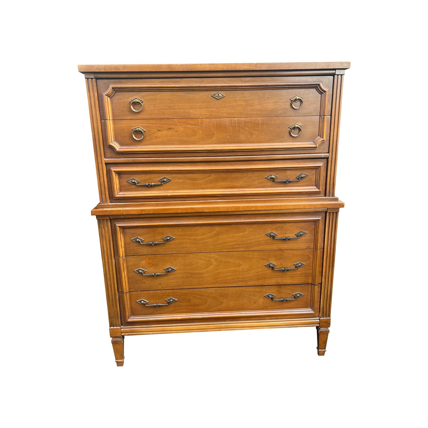 Commode haute Bassett vintage de style provincial français des années 1970 Bon état - En vente à Saddle River, NJ