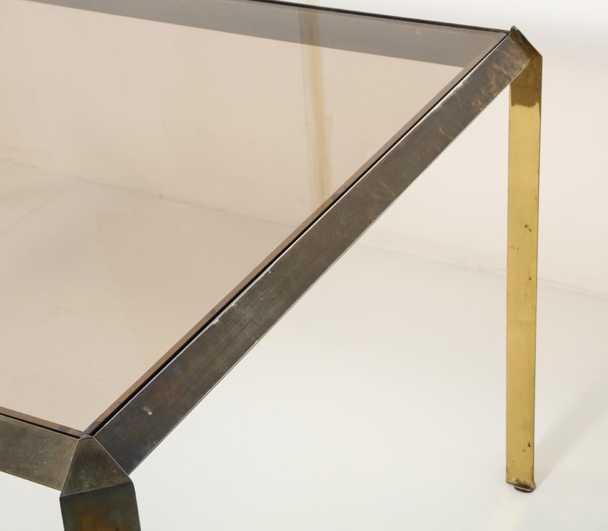 Laiton Table de salle à manger de style Bauhaus en laiton et verre fumé des années 1970 en vente
