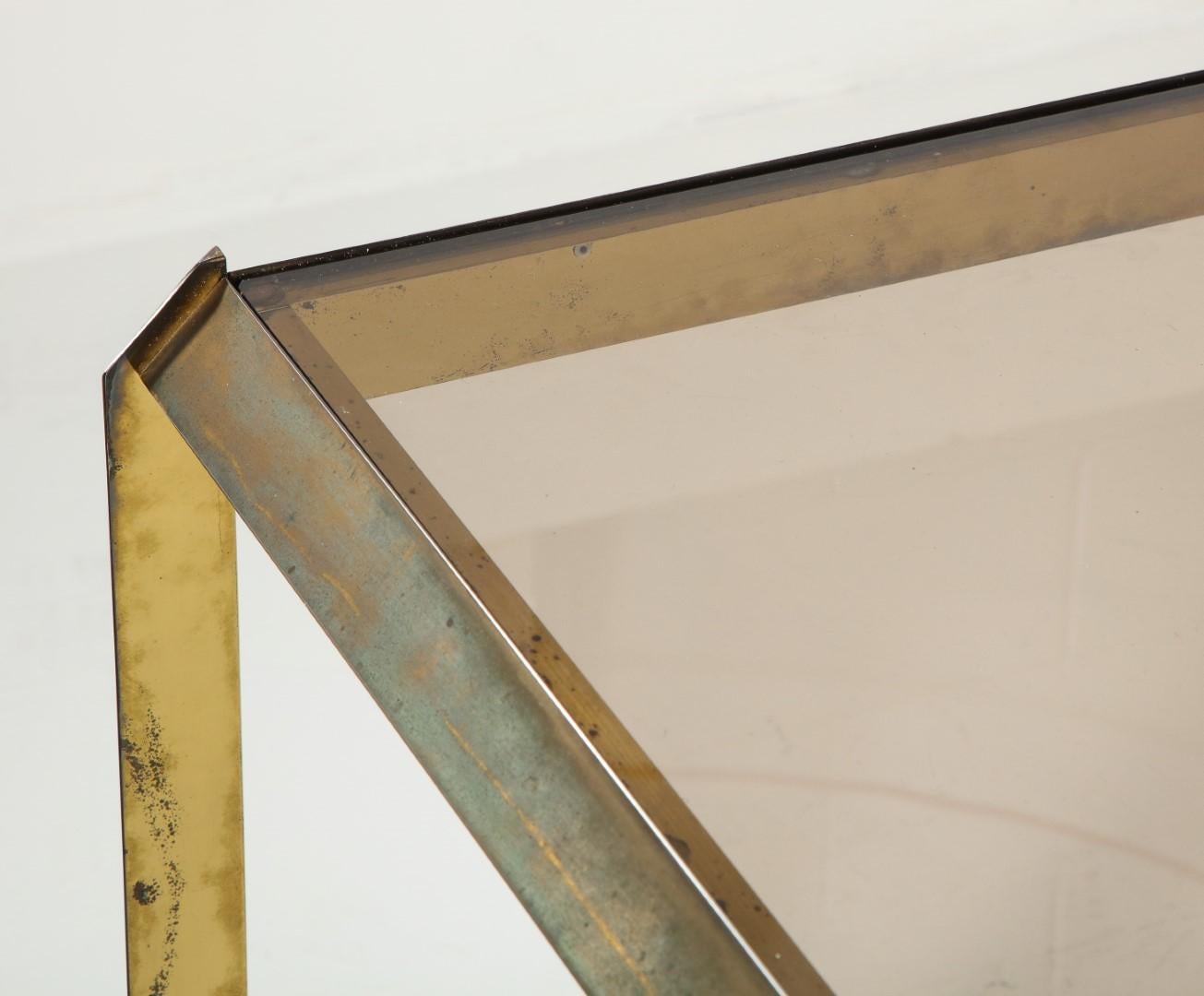 Esstisch aus Messing und Rauchglas im Bauhaus-Stil der 1970er Jahre im Angebot 1