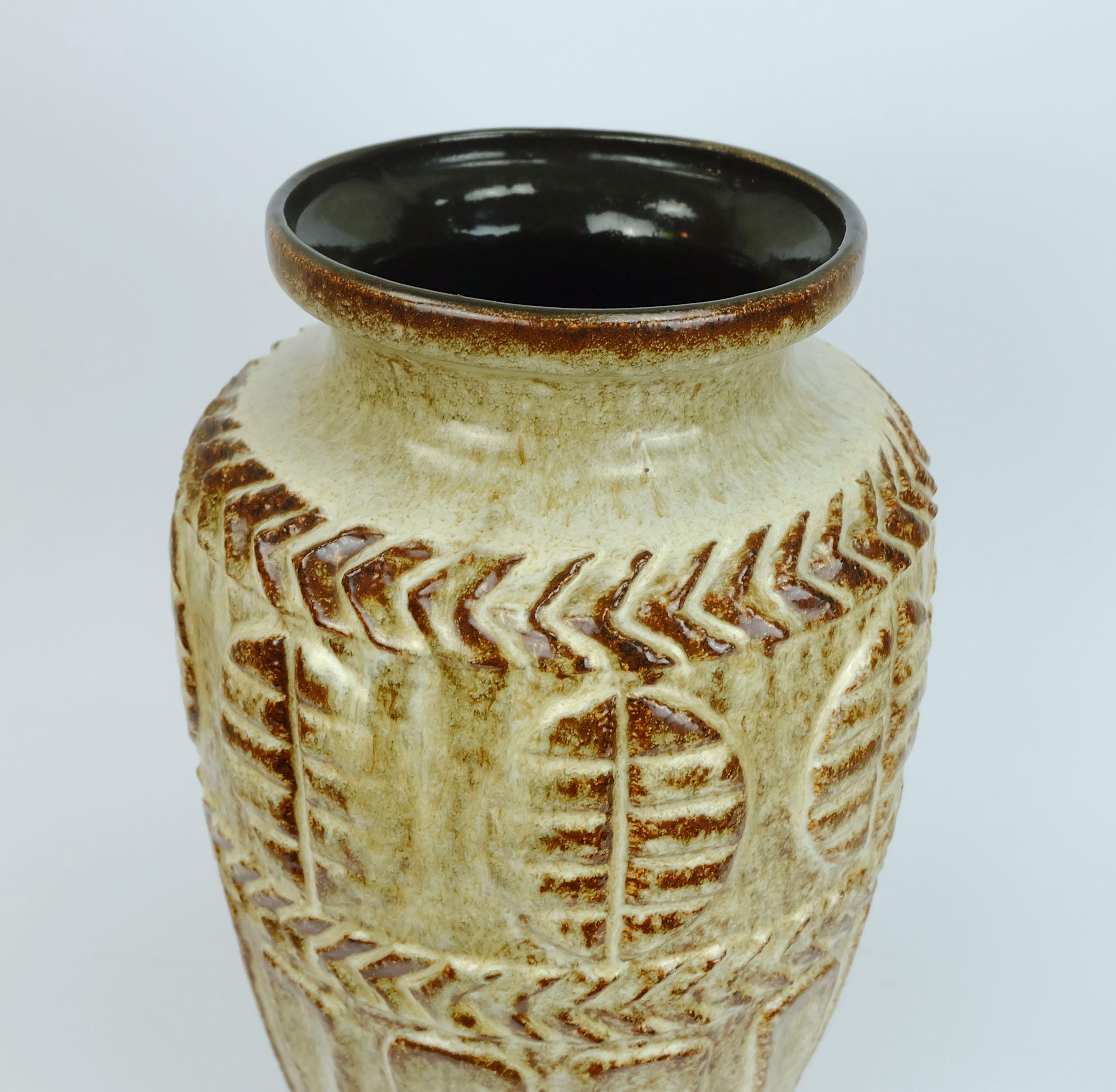 Vaso da terra Bay Keramik anni '70 72 40 beige e marrone a rilievo in vendita 4