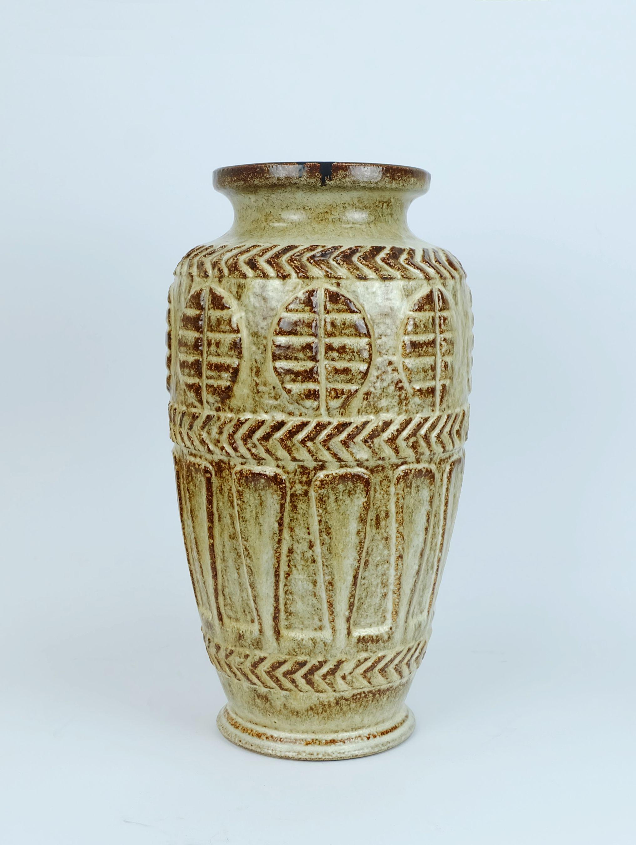 Vaso vintage di Bay Keramik, modello numero 72 40, in beige e marrone con motivi in rilievo. Intorno al 1970. 

Altezza 15 3/4