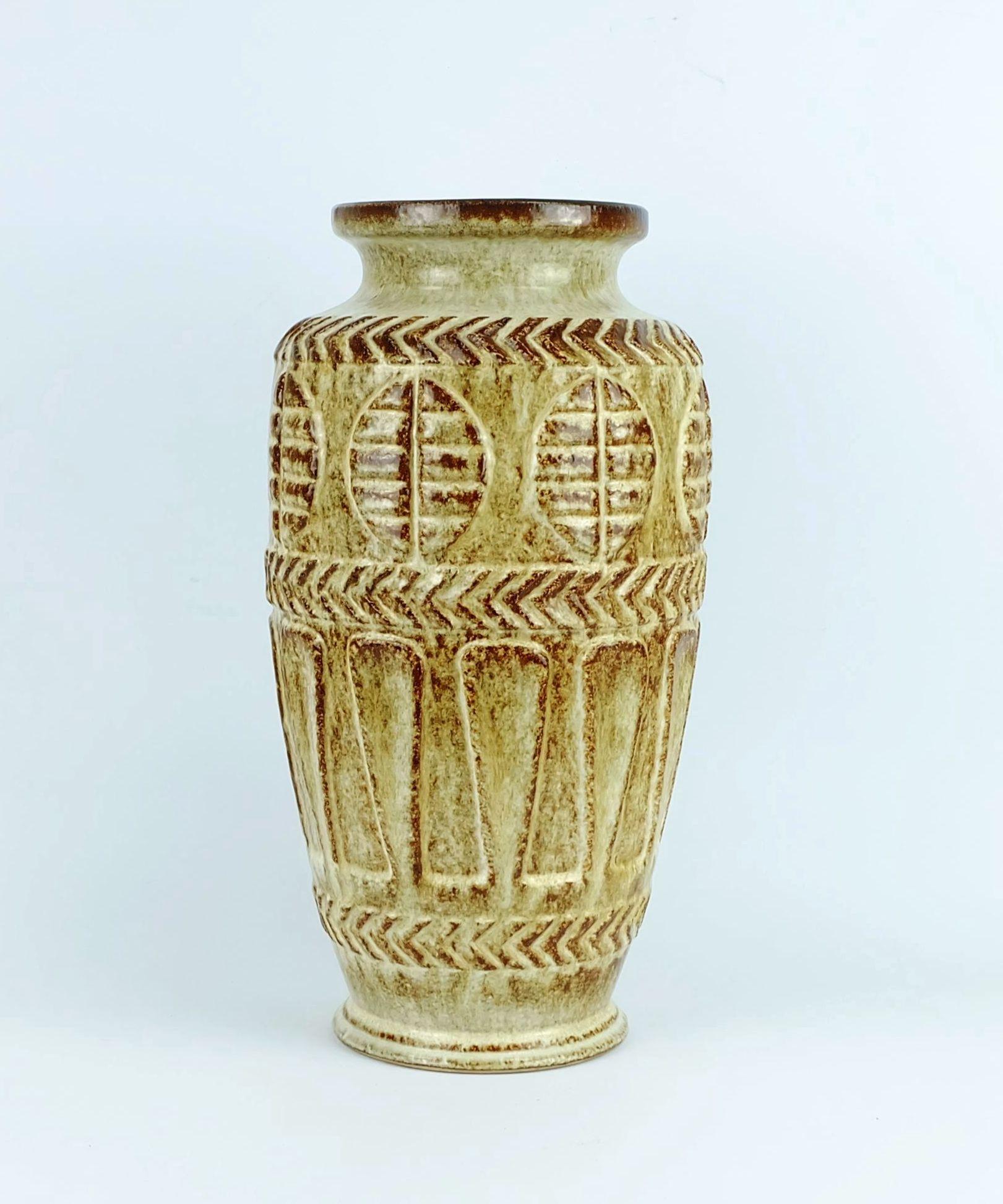 Mid-Century moderno Vaso da terra Bay Keramik anni '70 72 40 beige e marrone a rilievo in vendita