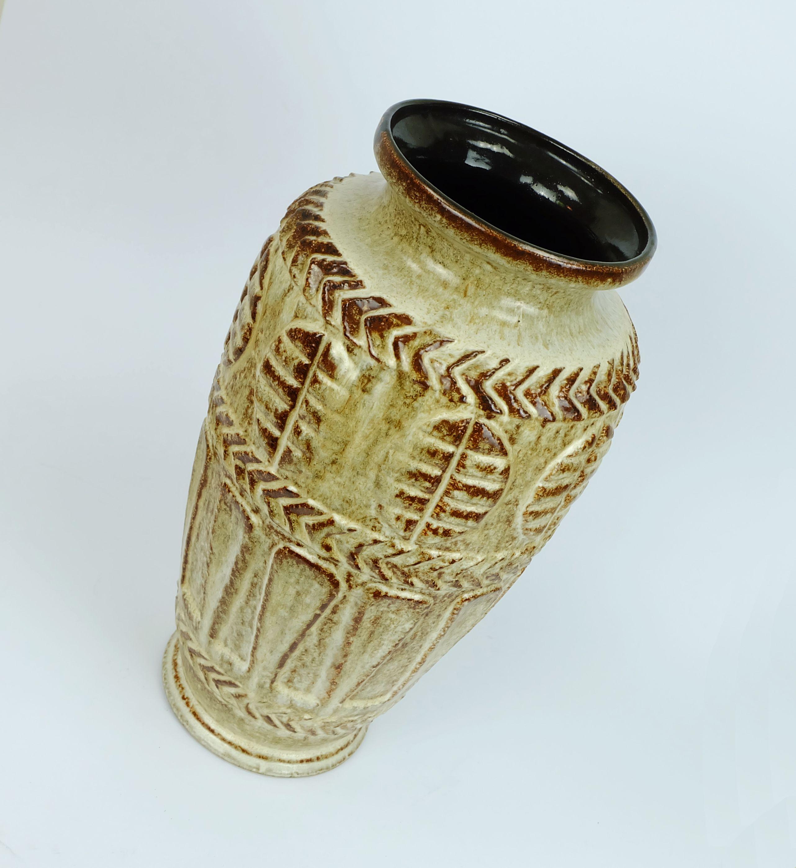Tedesco Vaso da terra Bay Keramik anni '70 72 40 beige e marrone a rilievo in vendita