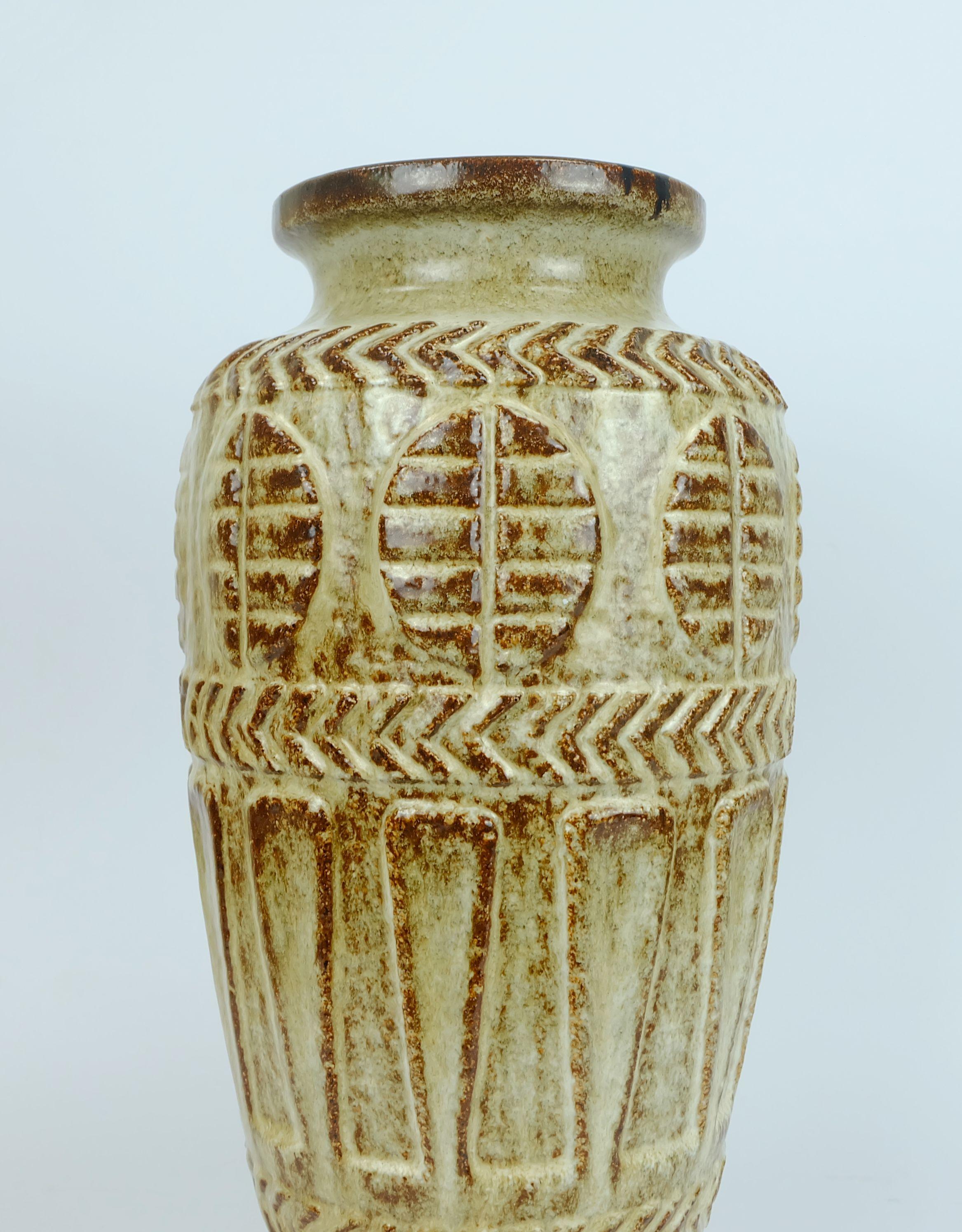 Ceramica Vaso da terra Bay Keramik anni '70 72 40 beige e marrone a rilievo in vendita