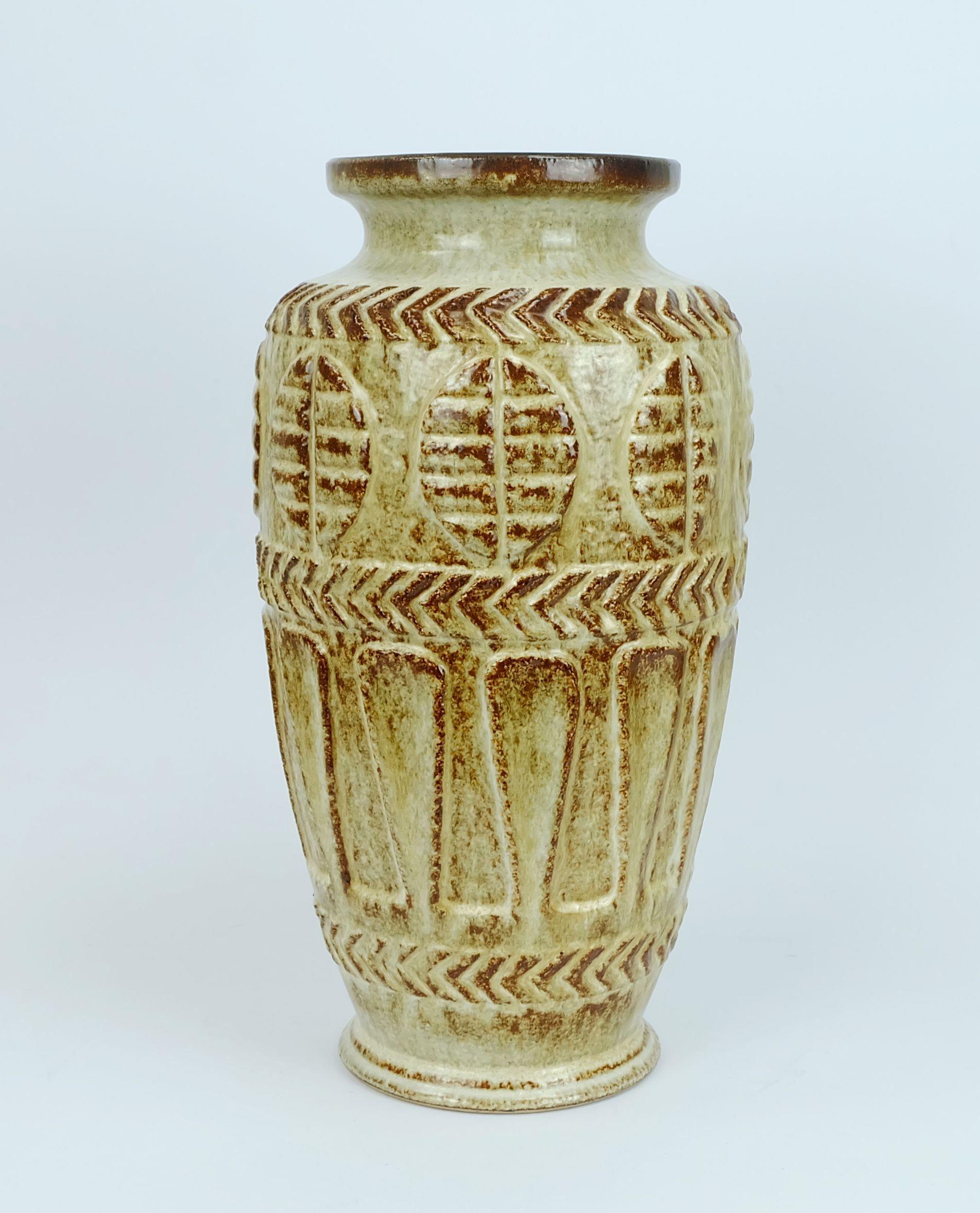 Vaso da terra Bay Keramik anni '70 72 40 beige e marrone a rilievo in vendita 1