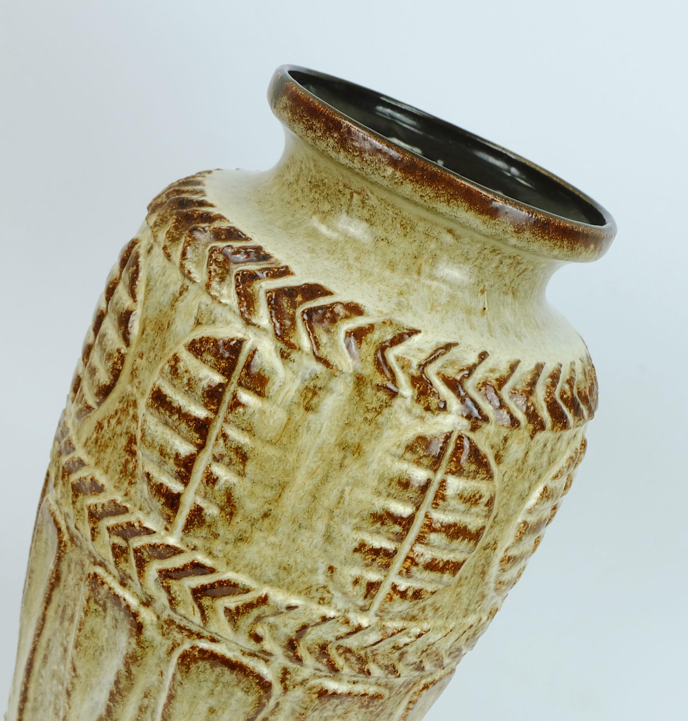 Vaso da terra Bay Keramik anni '70 72 40 beige e marrone a rilievo in vendita 2