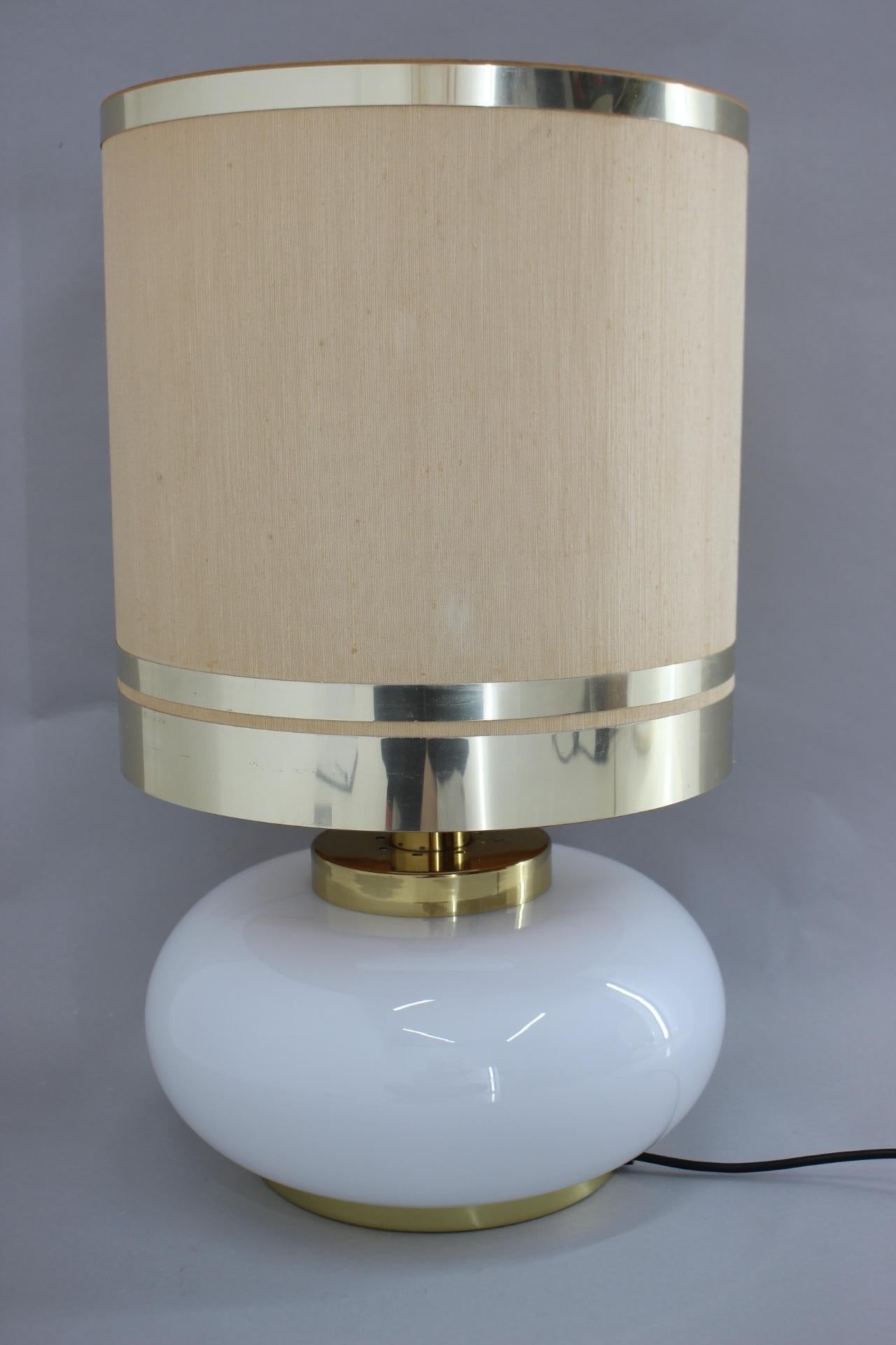 - base part made of glass and brass
- fabric and brass lamp shade 
- 3 modes of light
- Fabric lamp shade with minor signs of use.
