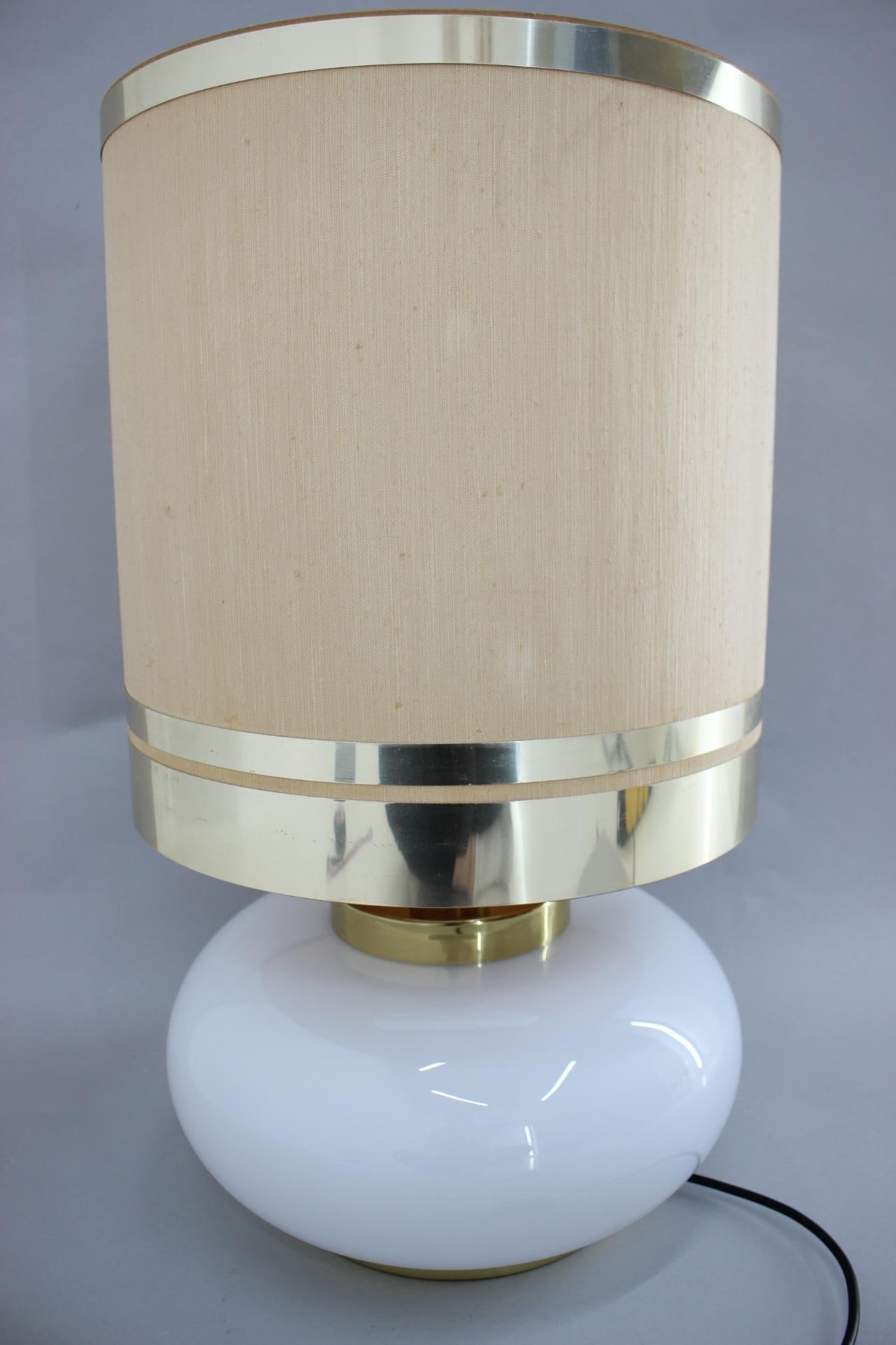 1970s Beautiful Large Glass and Brass Table Lamp, Italy For Sale 3