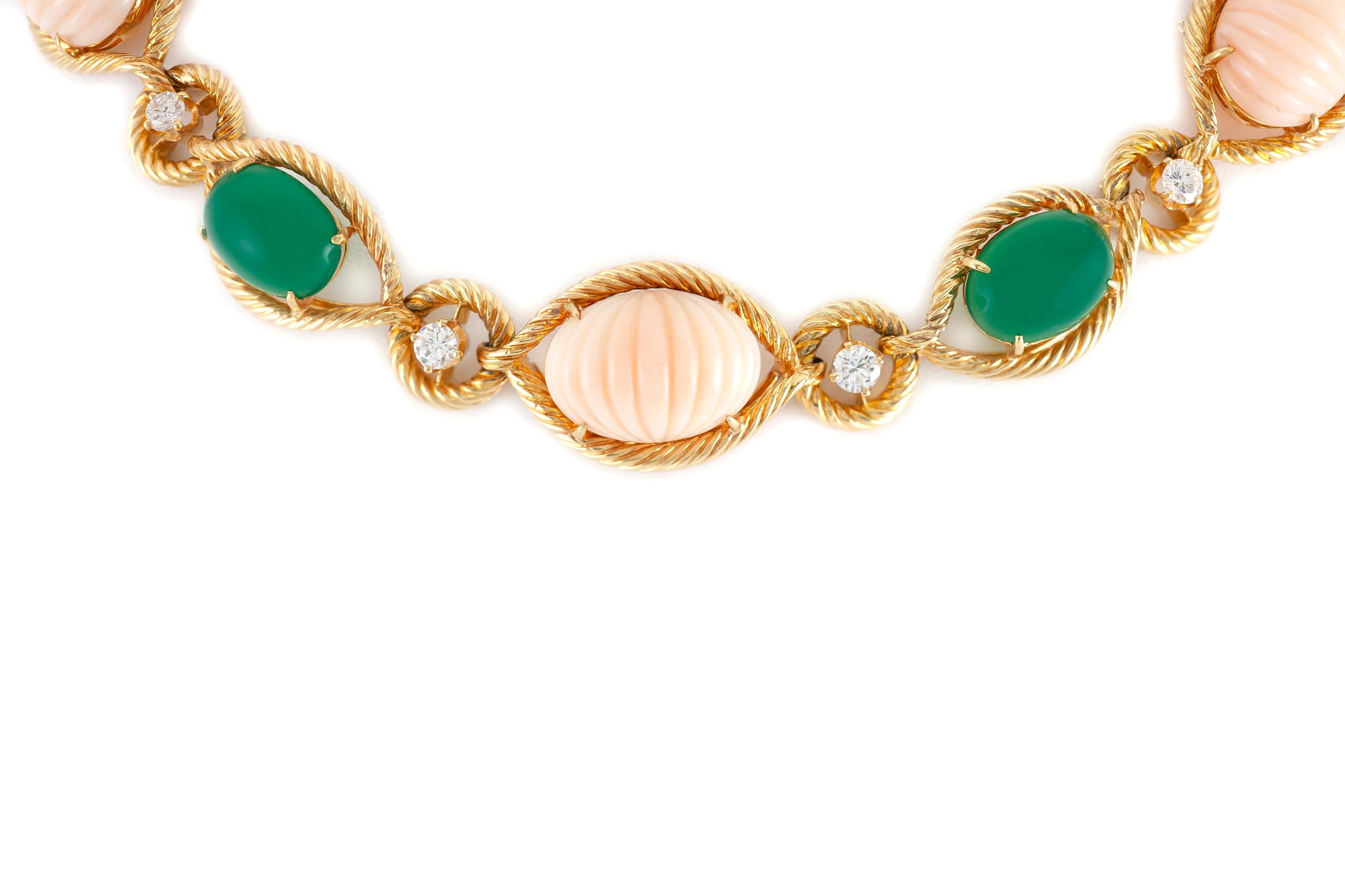 The set is finely crafted in 18 yellow gold with 4.00 carat of diamonds and beautiful coral adding and chrysoprase.