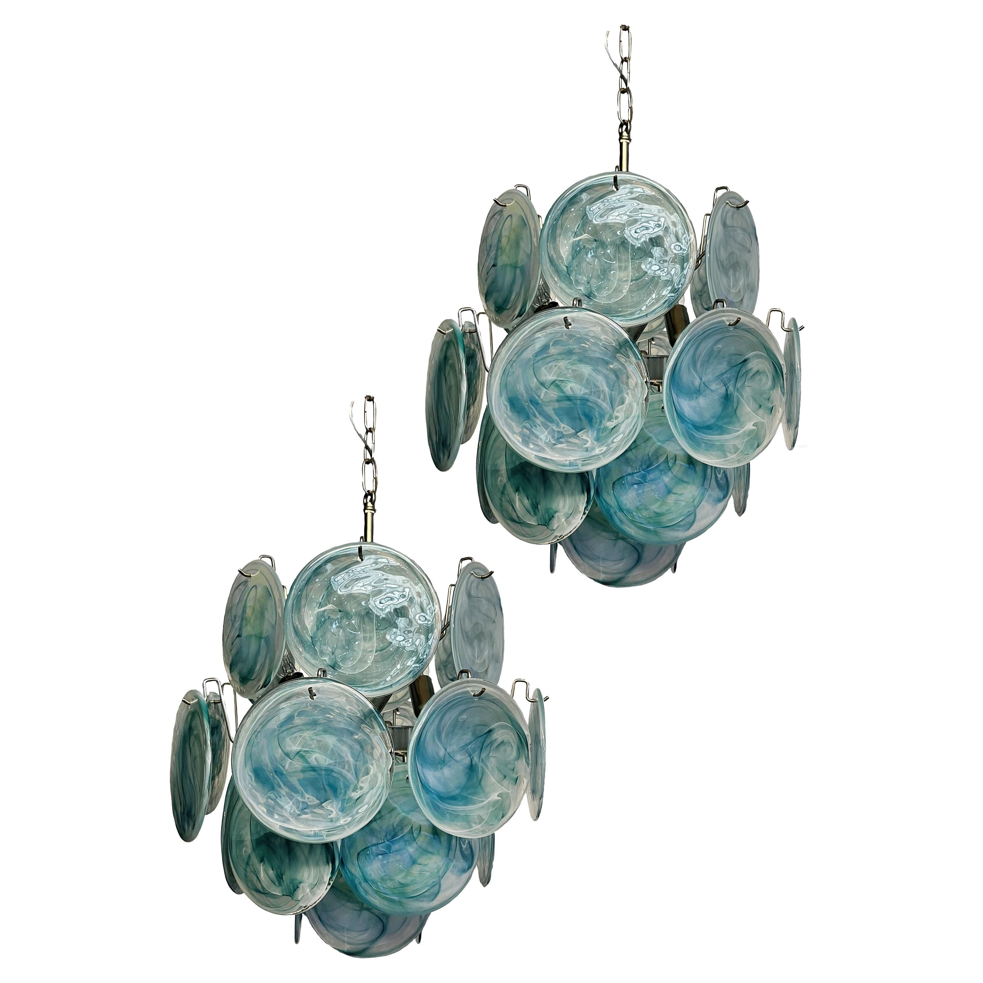 Coppia di lampadari italiani vintage di Murano in stile Vistosi. Il lampadario ha 24 fantastici dischi di alabastro iridescente in una struttura metallica in nichel.
Periodo: fine del XX secolo
Dimensioni: 41,30 pollici (105 cm) di altezza con