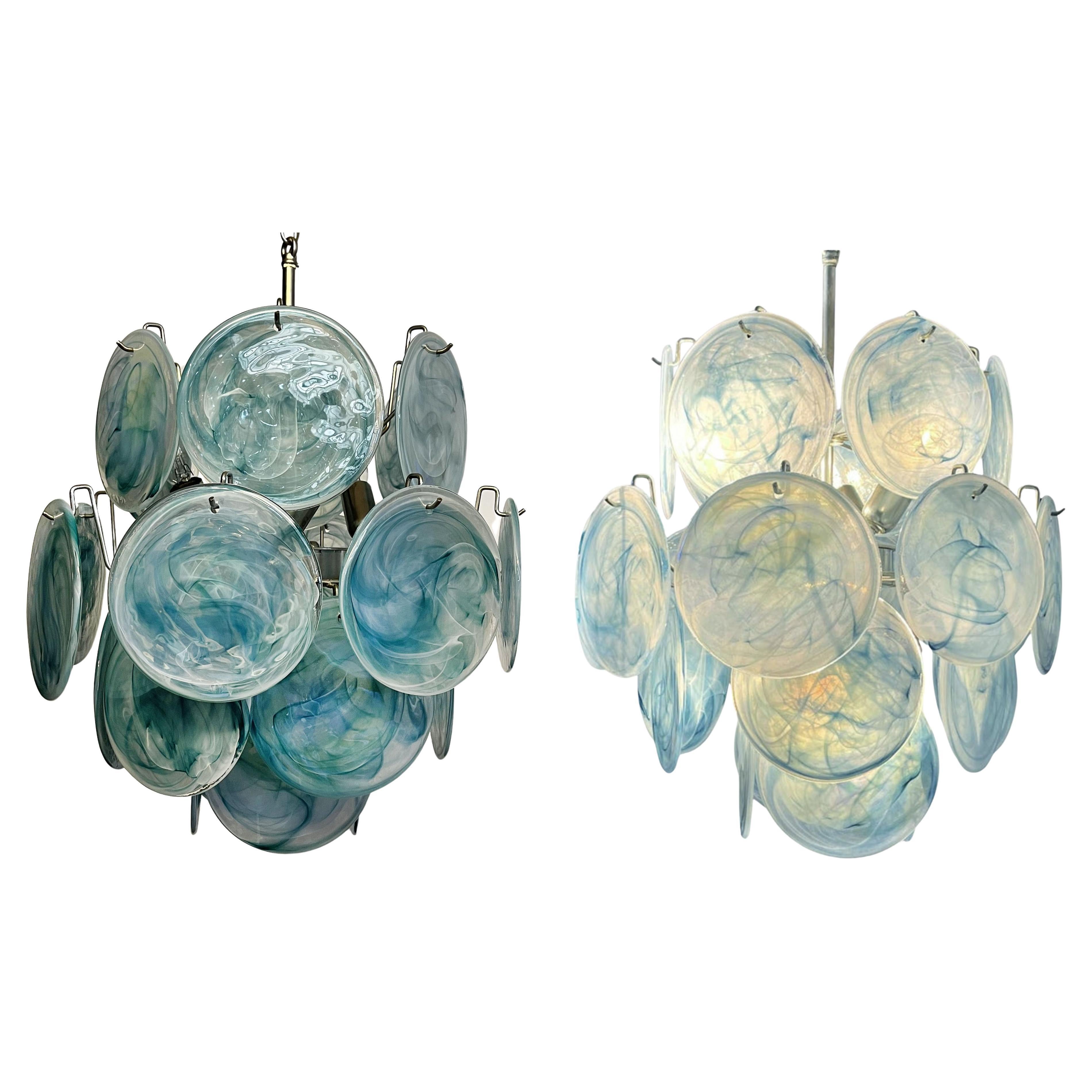 1970er Paar schöne italienische Murano-Kronleuchter, 24 blaue Scheiben