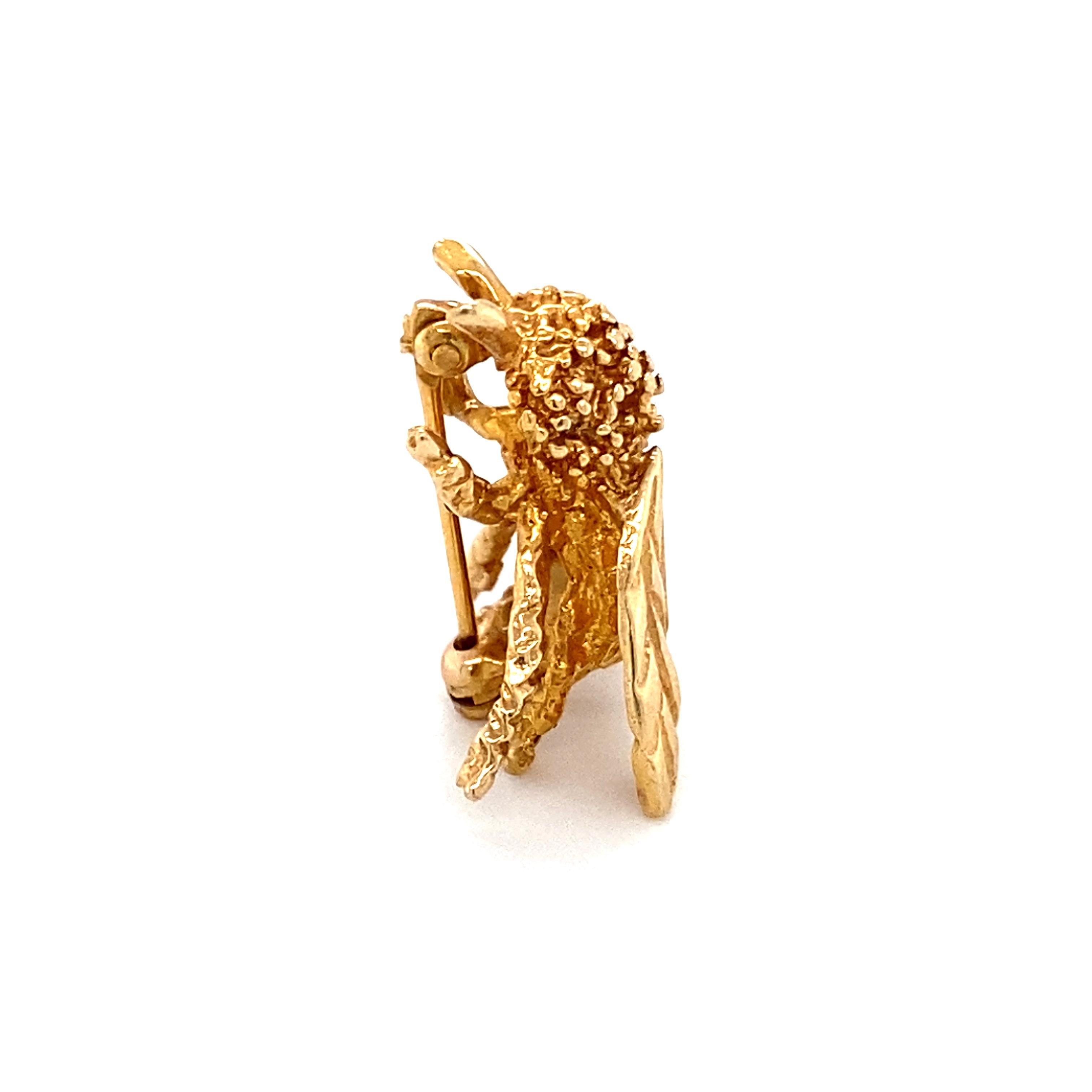 Detalles del artículo:
Tipo de Metal: Oro amarillo de 14 quilates, Hallmarked
Peso: 4.5 gramos
.75 pulgadas de alto x .50 pulgadas de ancho

Características del artículo: 
Presenta una abeja muy realista hecha de oro amarillo de 18 quilates de alto