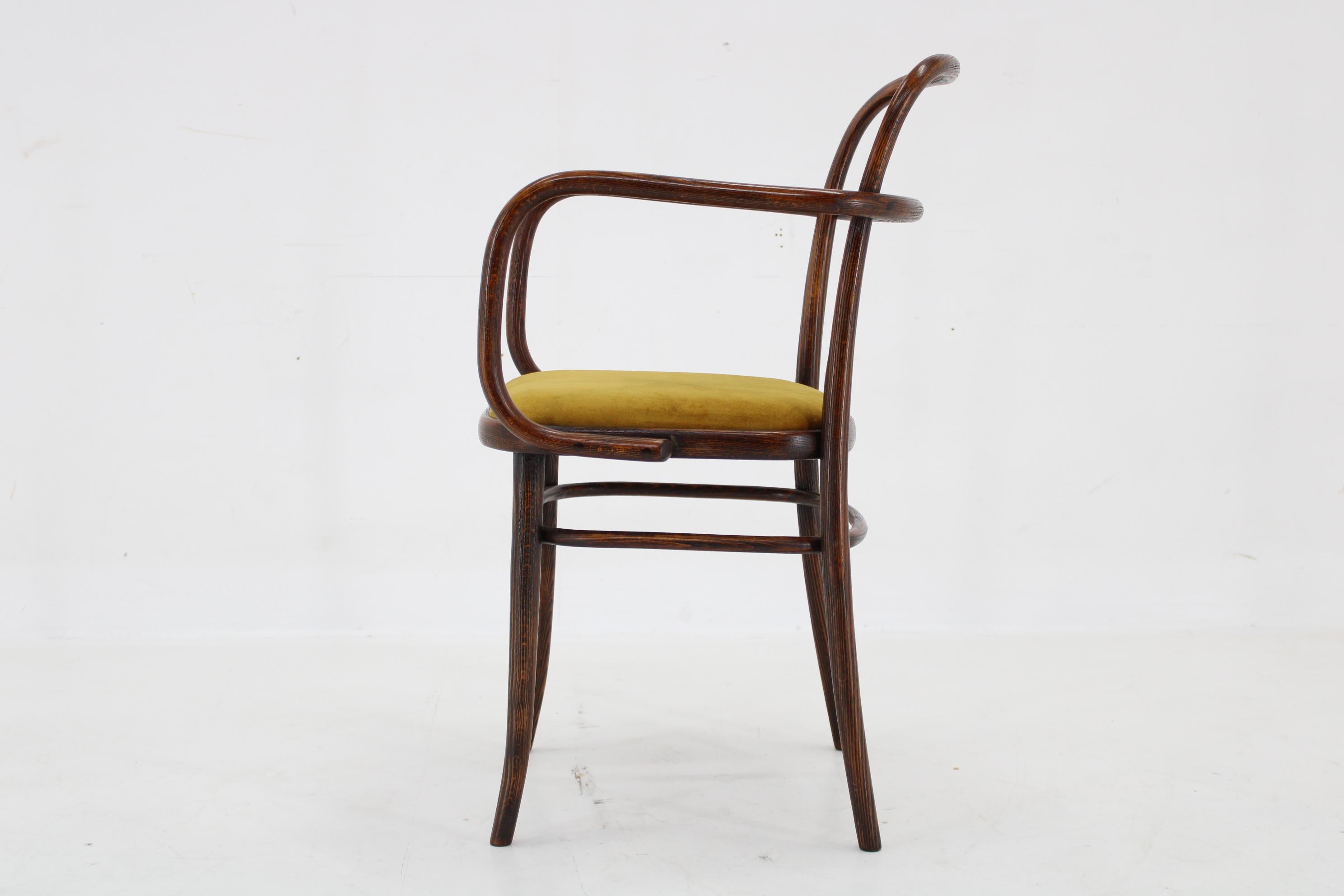 1970s Beech Bentwood Chair by Ton, Czechoslovakia  In Good Condition For Sale In Praha, CZ