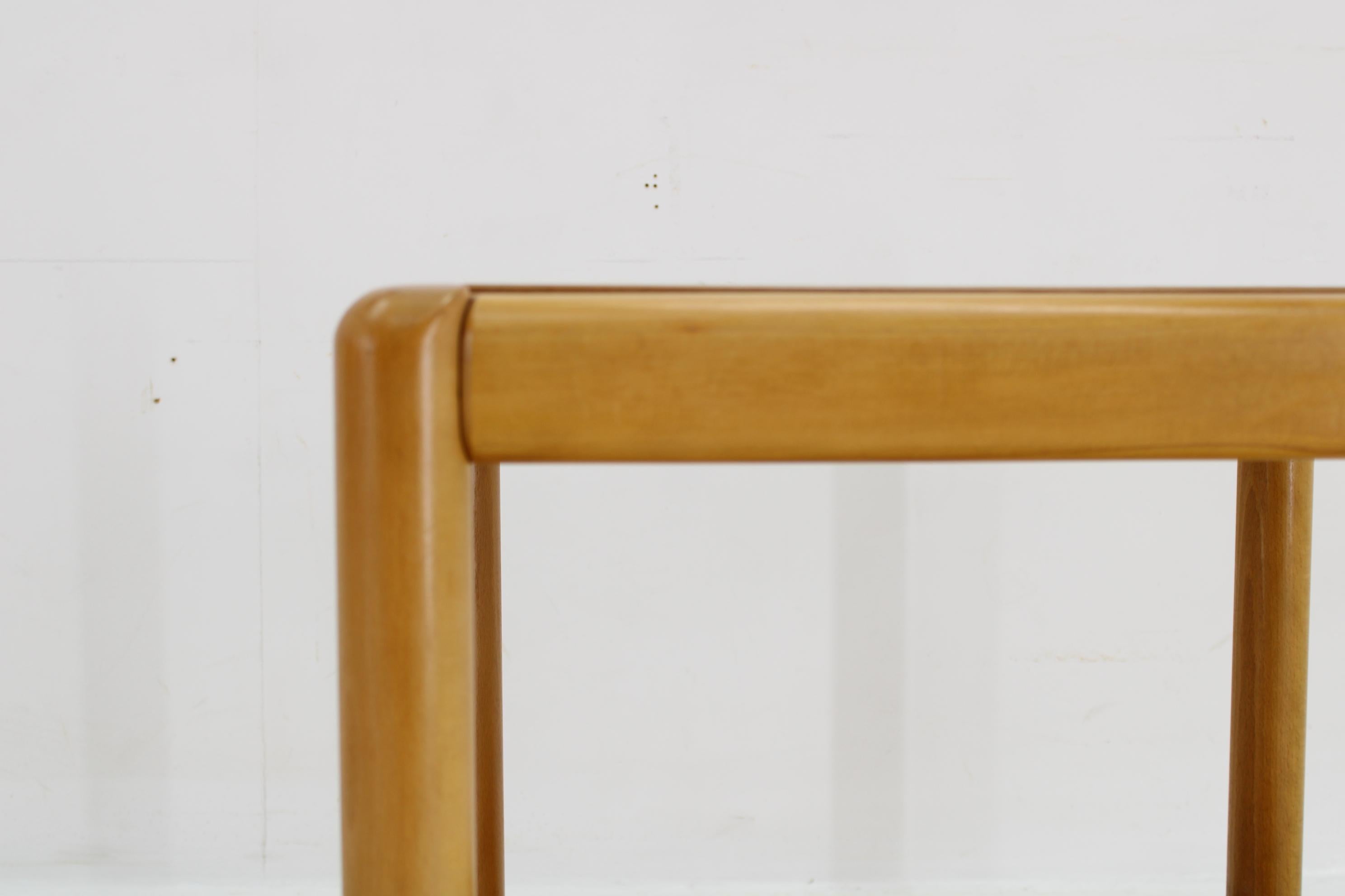 Legno Tavolino da caffè in Beeche degli anni '70  da TON, Cecoslovacchia in vendita
