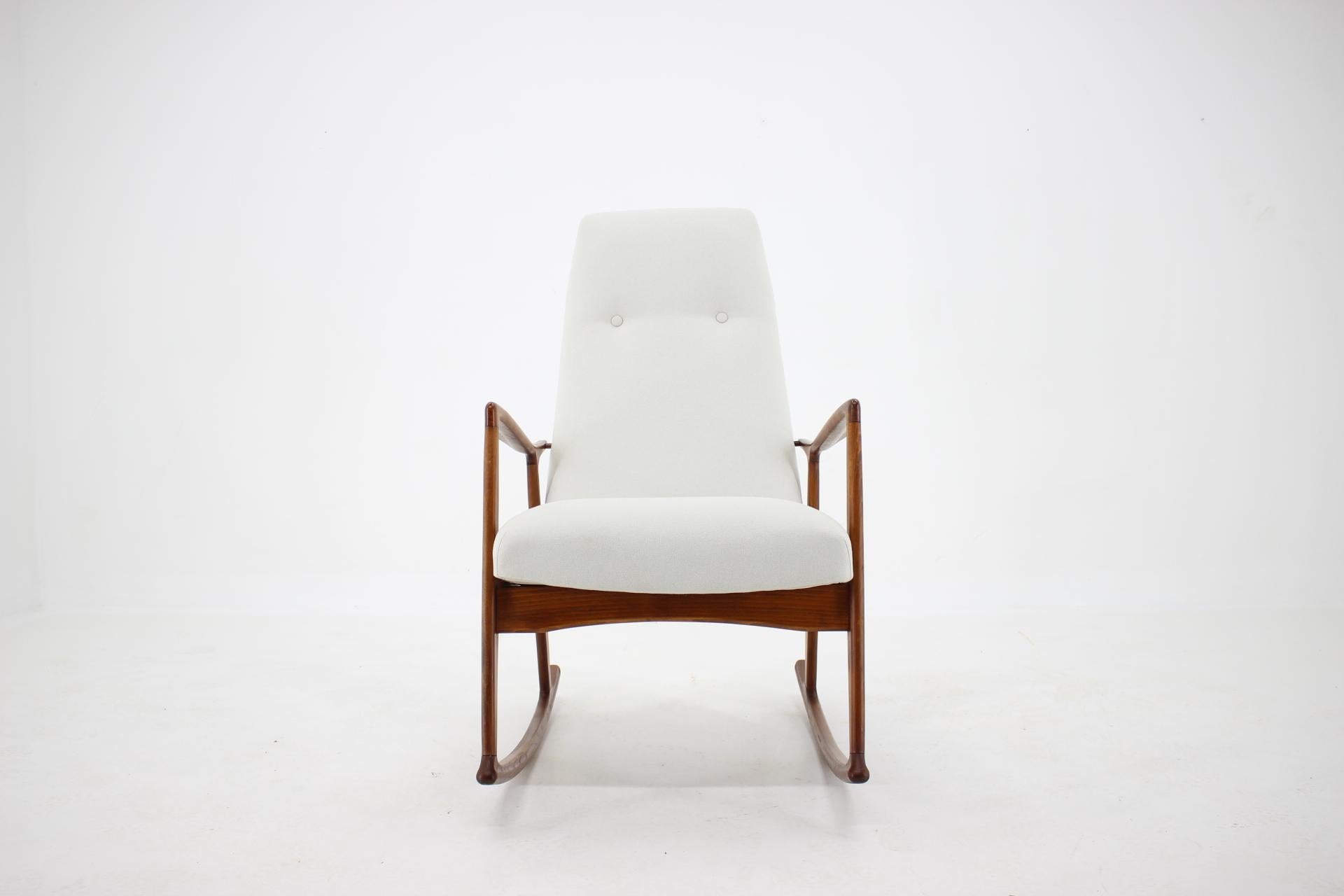 - Newly upholstered - Made of beech wood 
- The wooden parts have been refurbished
- High of seat 47 cm.