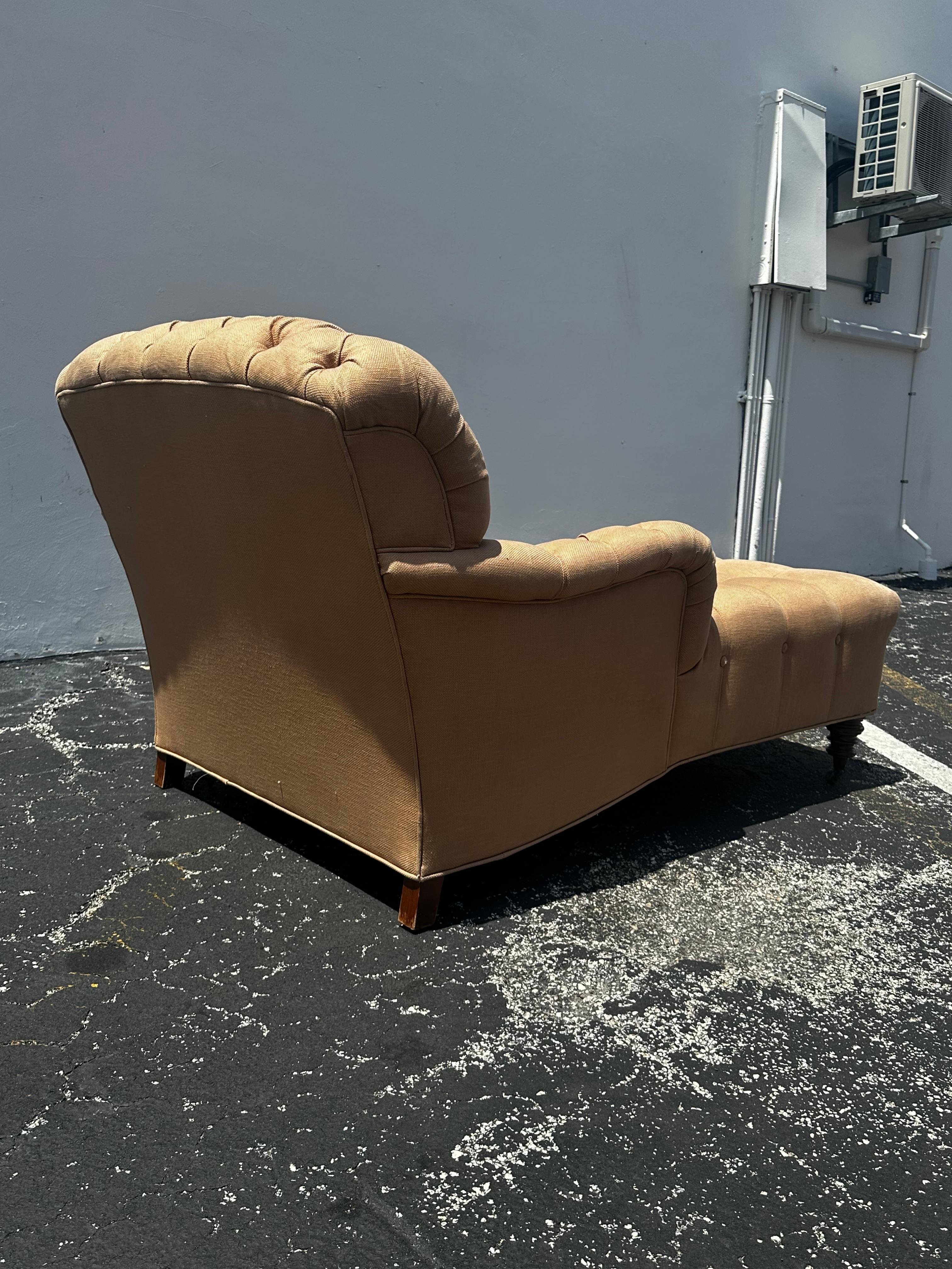 Dormitorio de día estilo Chesterfield inglés beige de los años 70  Sillón con ruedas en venta 3