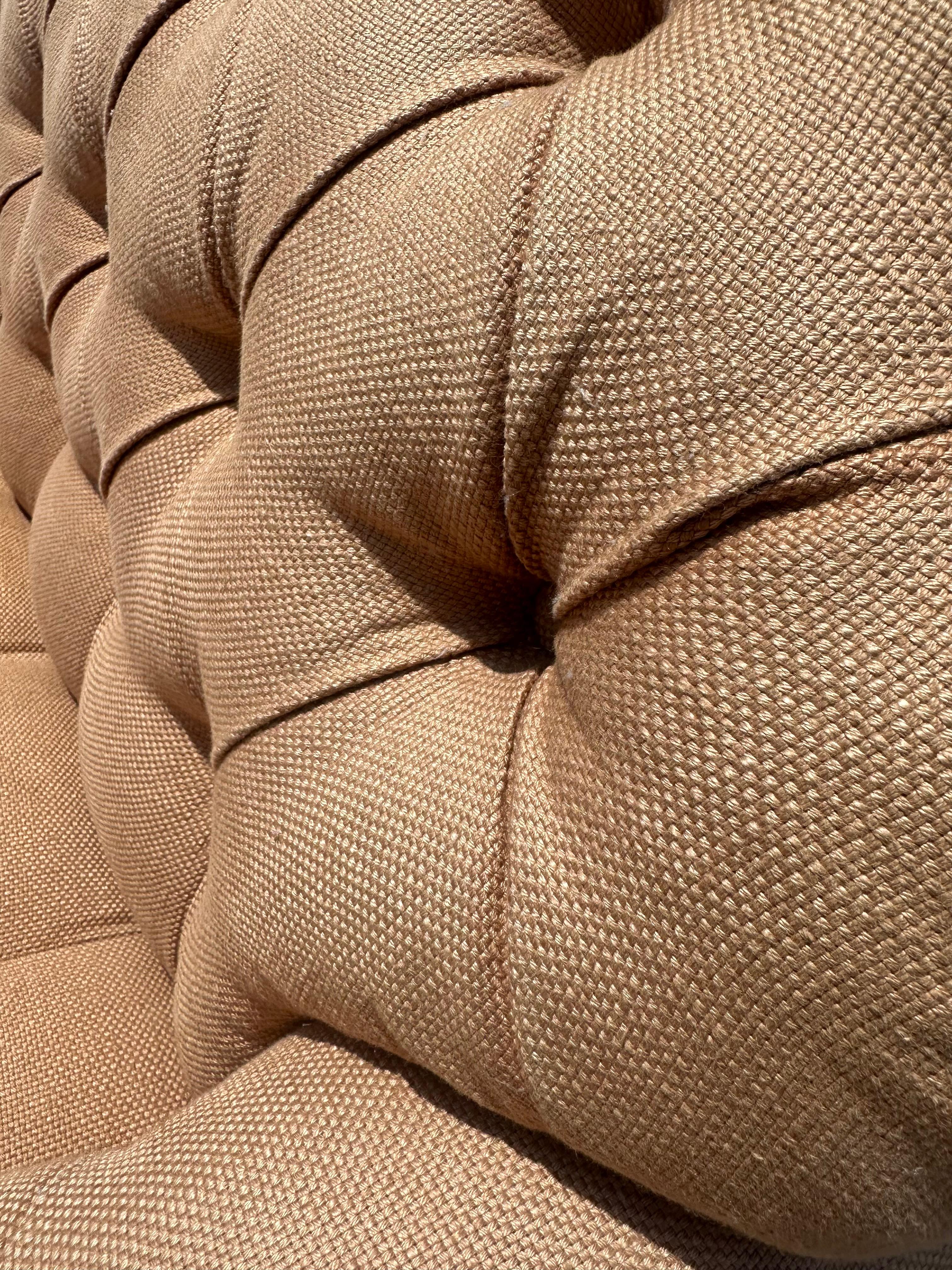 Dormitorio de día estilo Chesterfield inglés beige de los años 70  Sillón con ruedas en venta 4