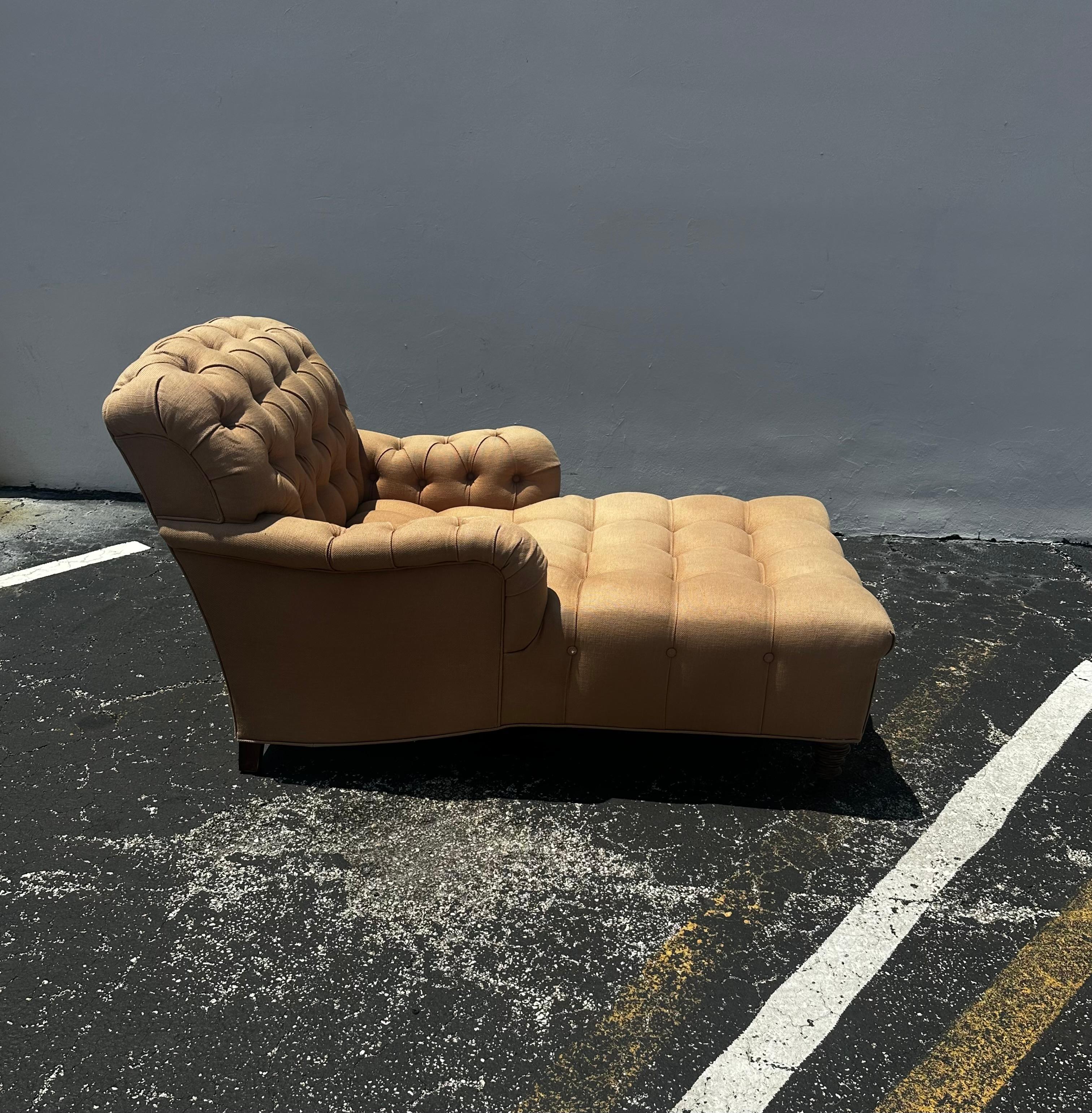 En esta ocasión te ofrecemos una de las chaise longue acolchada de estilo chesterfield más impresionantes y raras que puedas encontrar. El diseño es extraordinario en todas partes. ¡La hermosa chaise es una pieza única y llena de personalidad!