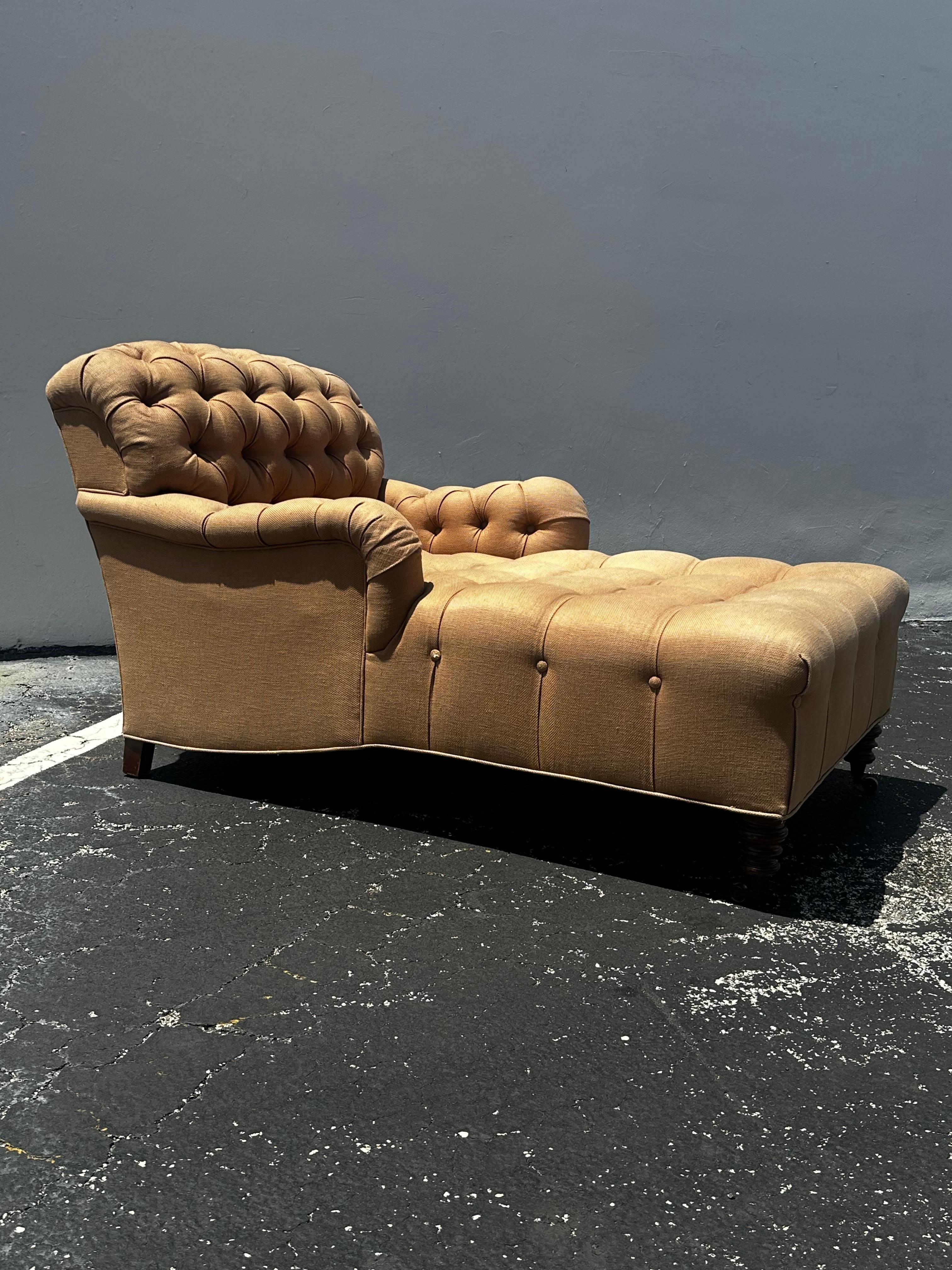 Dormitorio de día estilo Chesterfield inglés beige de los años 70  Sillón con ruedas Regencia de Hollywood en venta