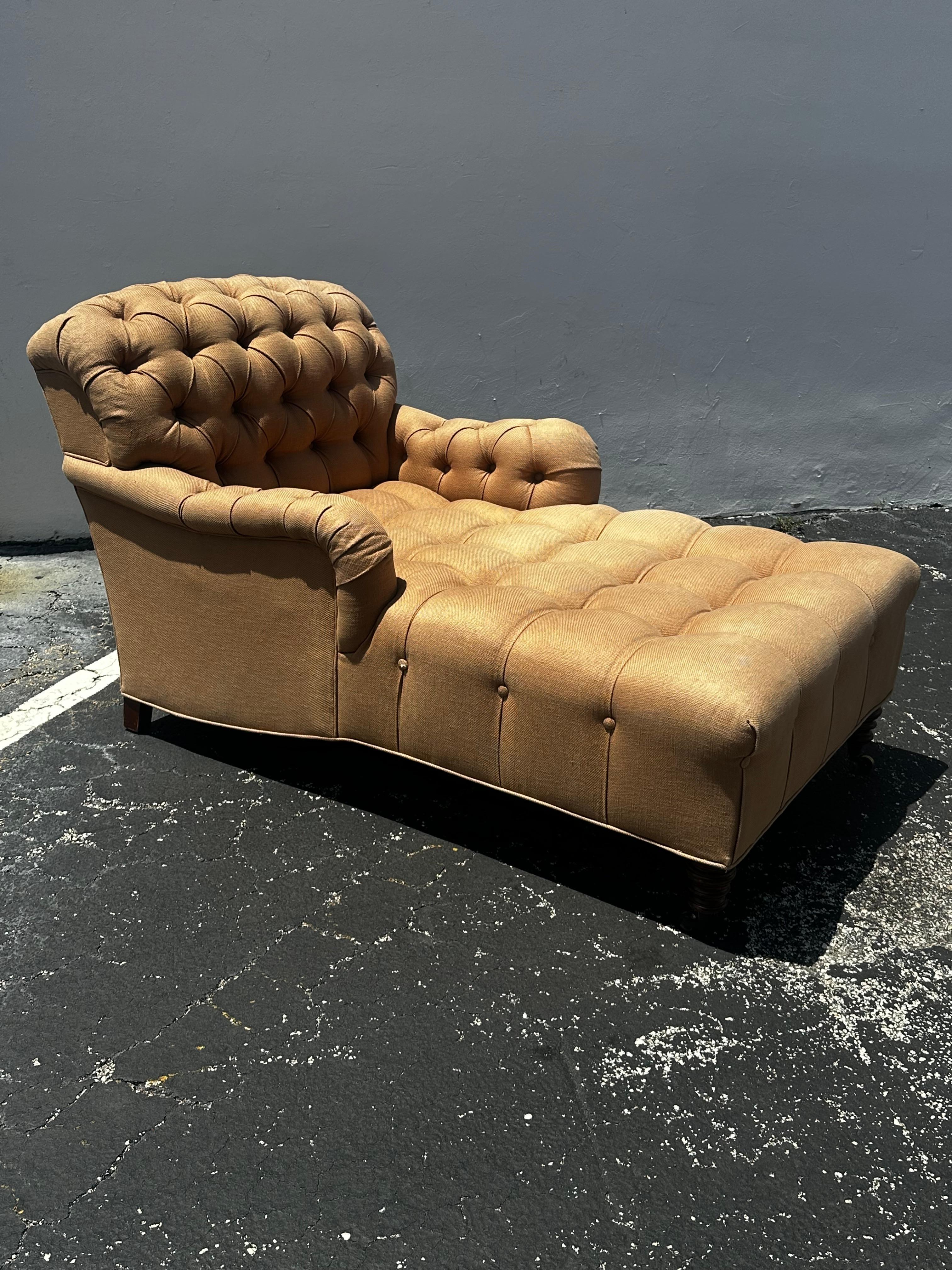 Dormitorio de día estilo Chesterfield inglés beige de los años 70  Sillón con ruedas Inglés en venta