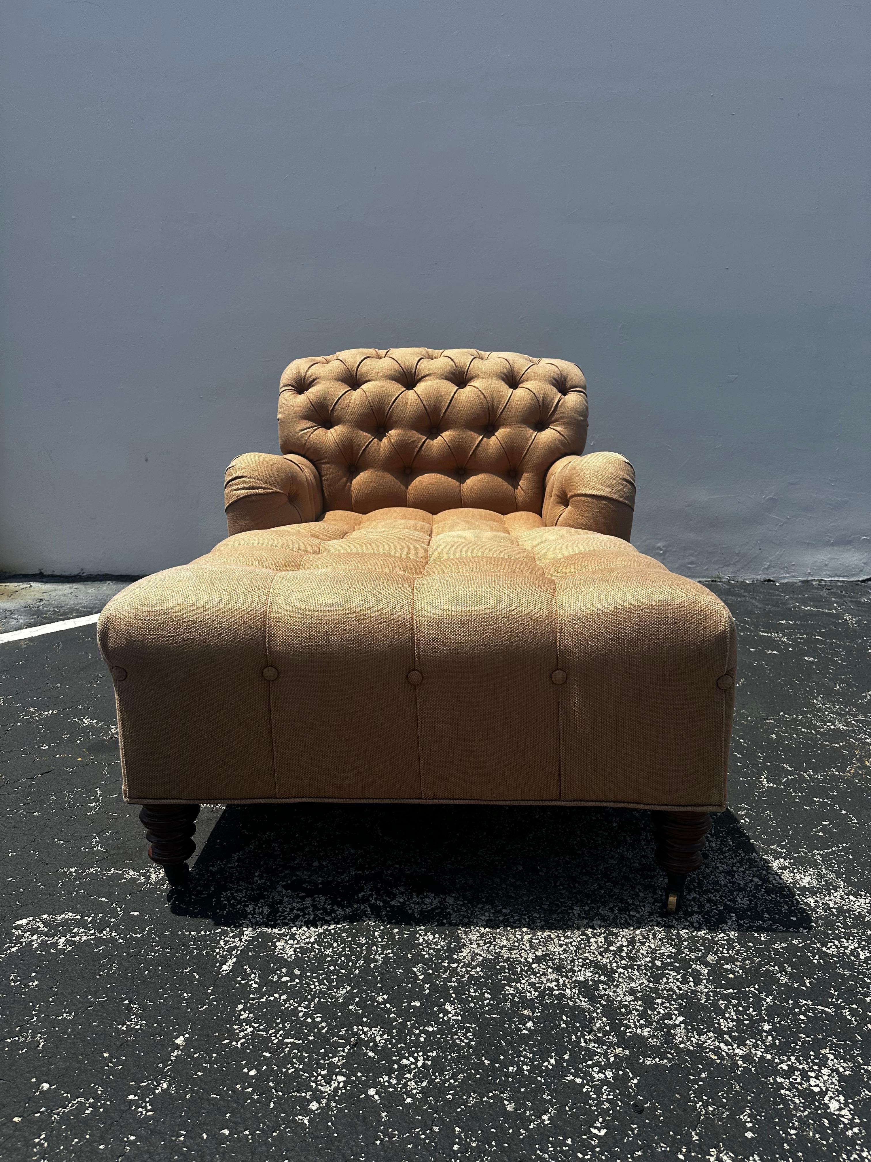 Dormitorio de día estilo Chesterfield inglés beige de los años 70  Sillón con ruedas en Bueno estado para la venta en Fort Lauderdale, FL