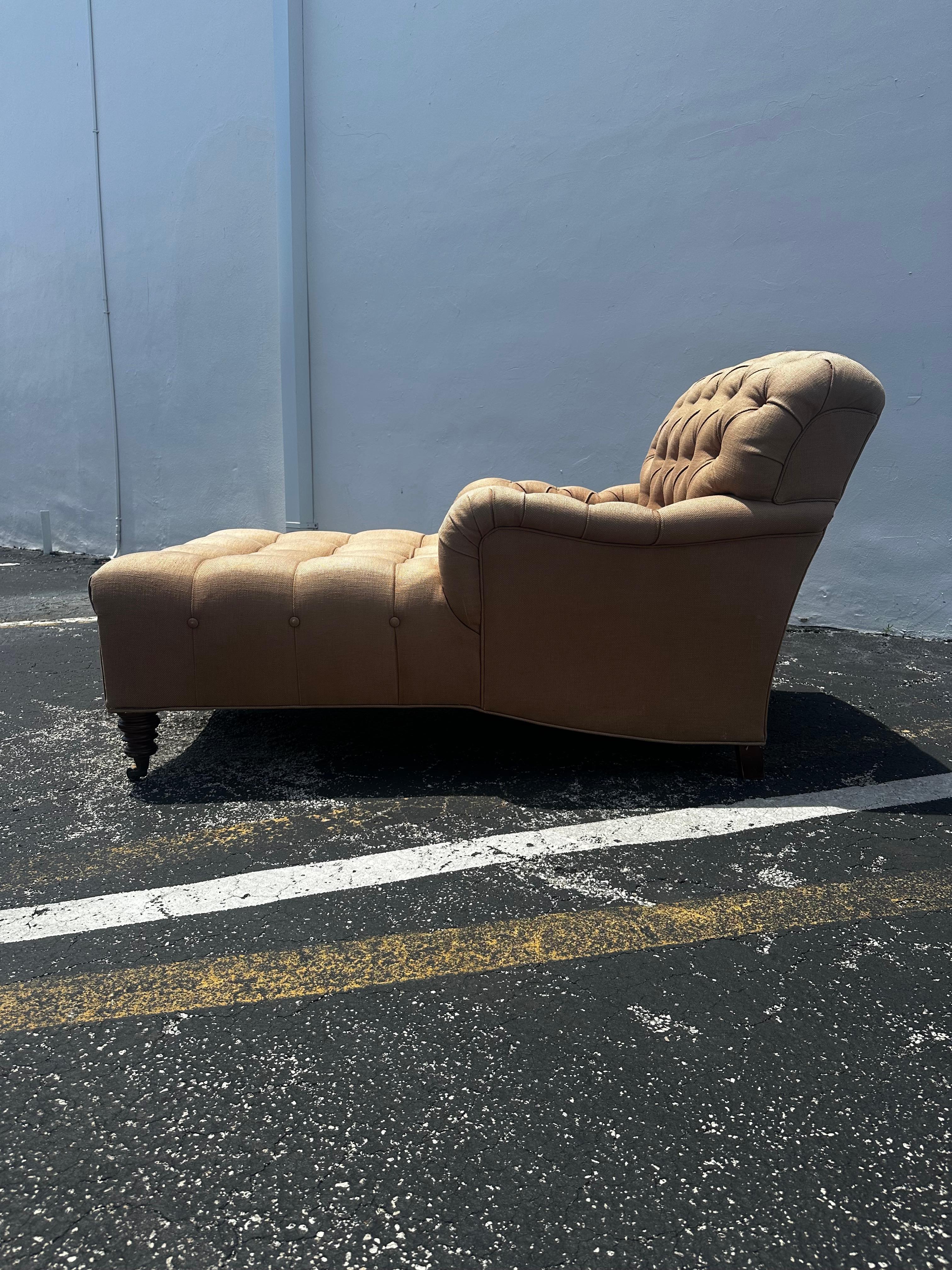 Dormitorio de día estilo Chesterfield inglés beige de los años 70  Sillón con ruedas finales del siglo XX en venta